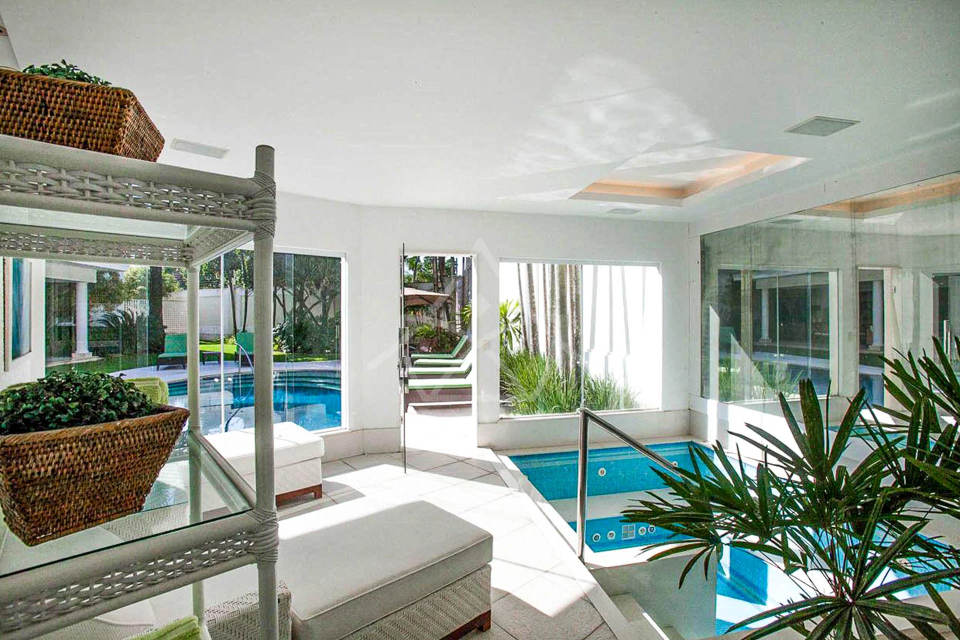 Casa com Amplo Terreno à Venda