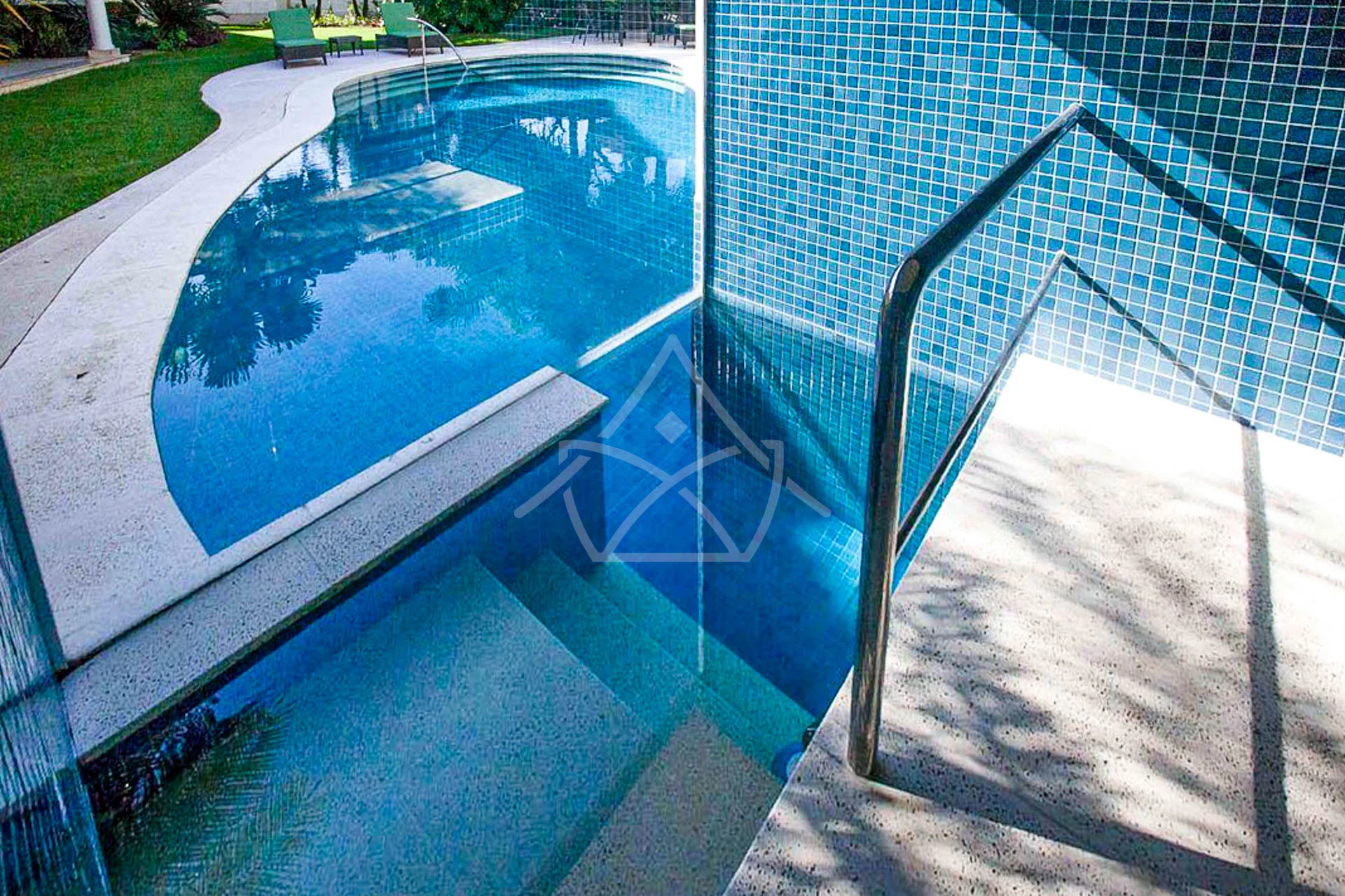 Casa com Amplo Terreno à Venda