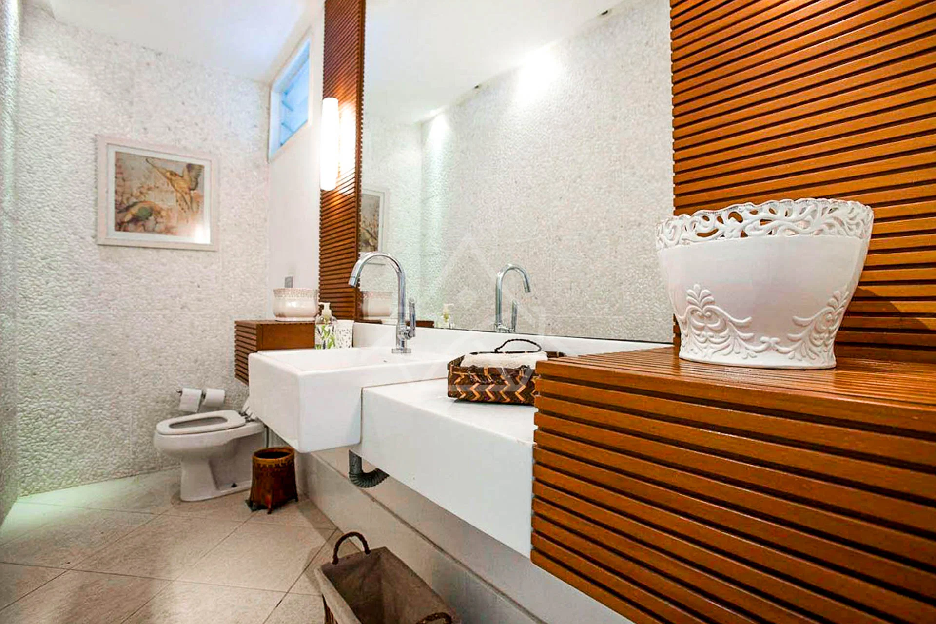 Casa com Amplo Terreno à Venda