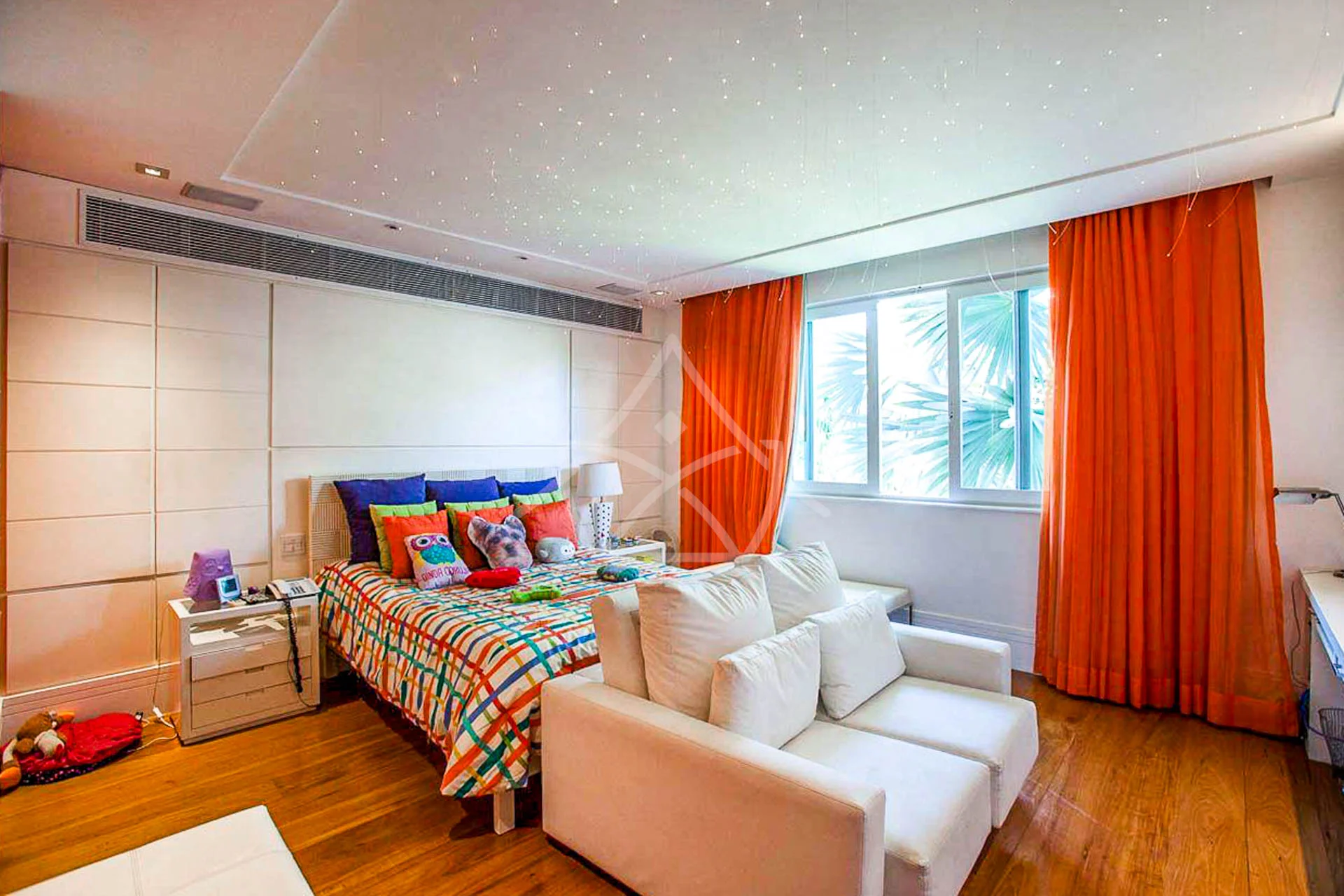 Casa com Amplo Terreno à Venda