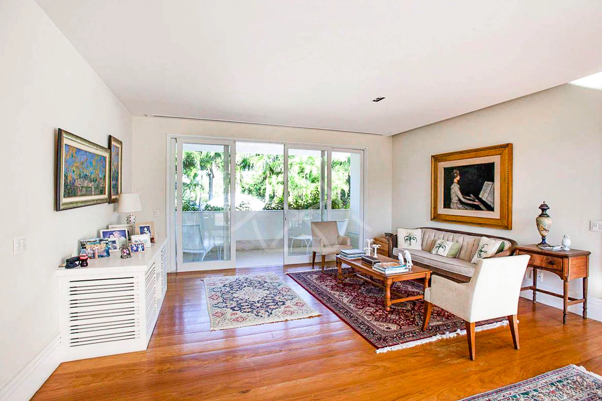 Casa com Amplo Terreno à Venda