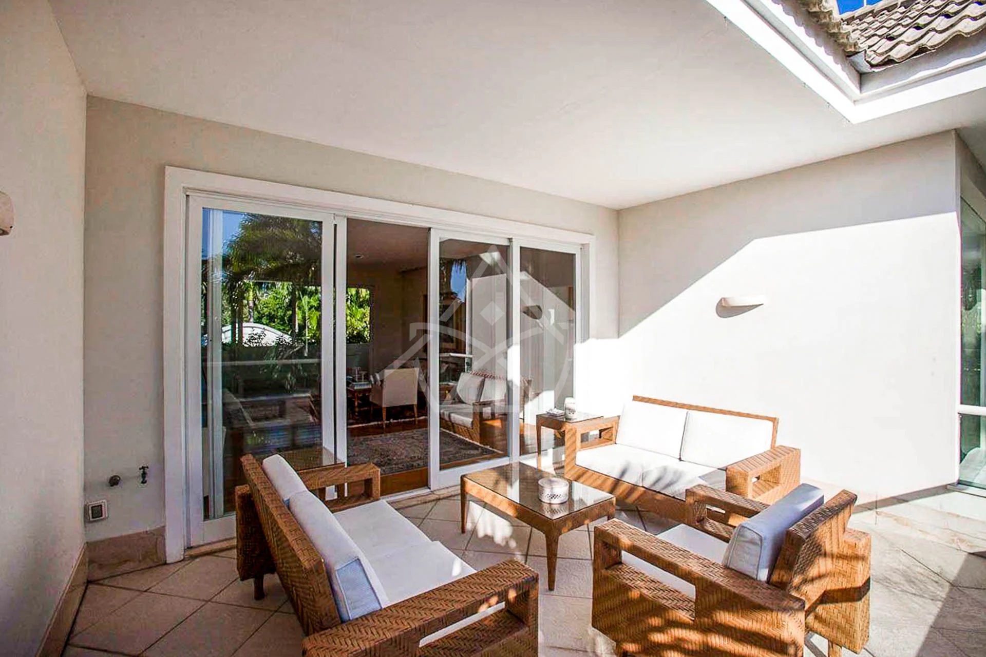 Casa com Amplo Terreno à Venda