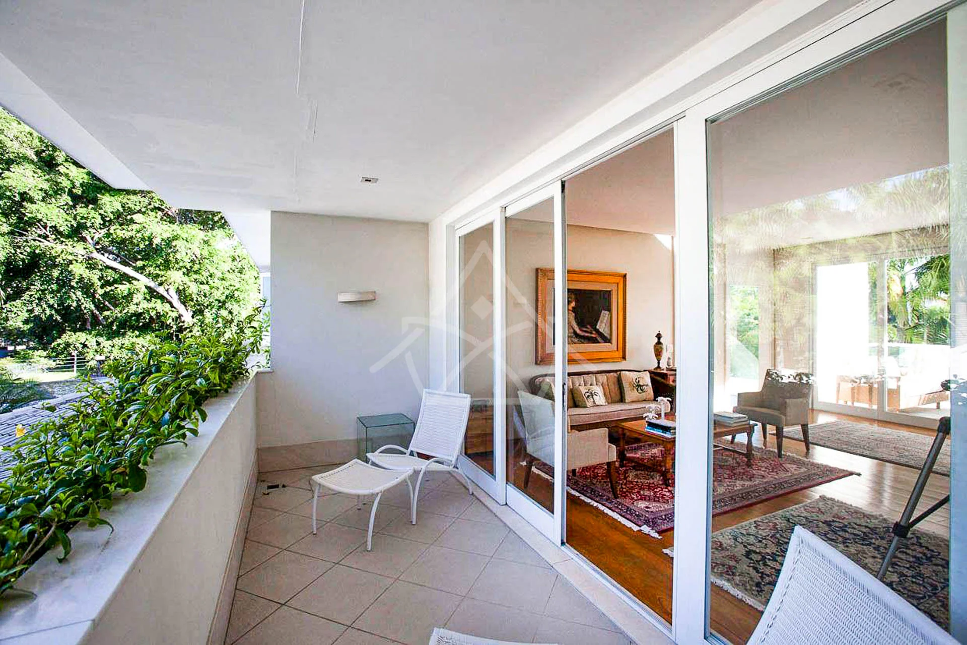 Casa com Amplo Terreno à Venda