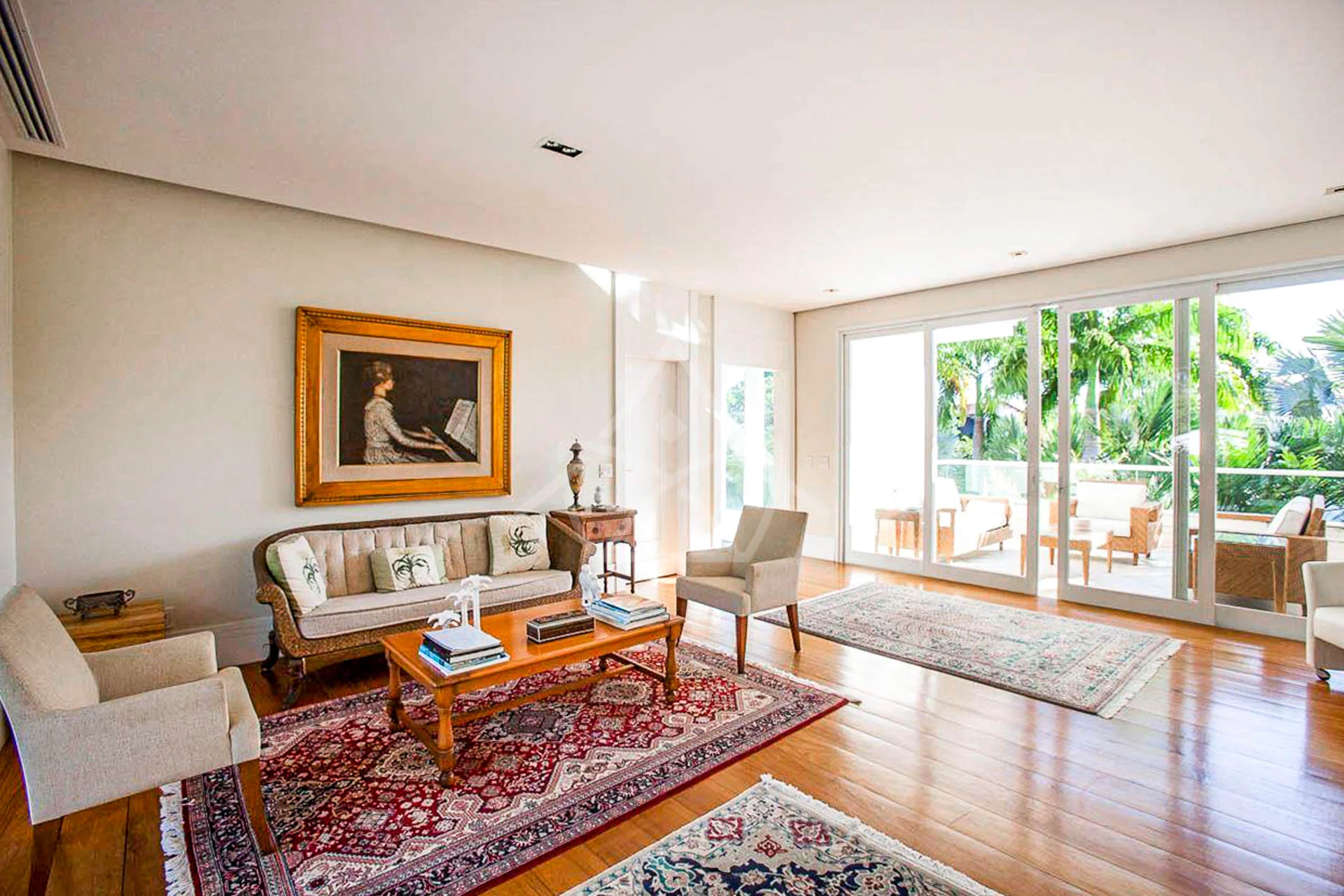 Casa com Amplo Terreno à Venda