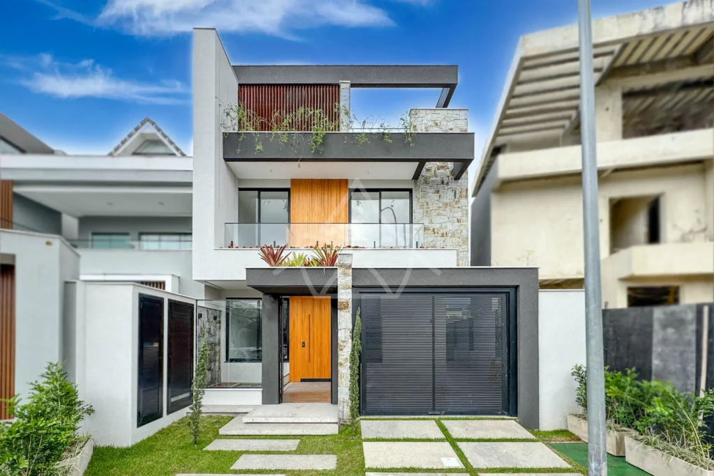 Casa com Elevador à Venda