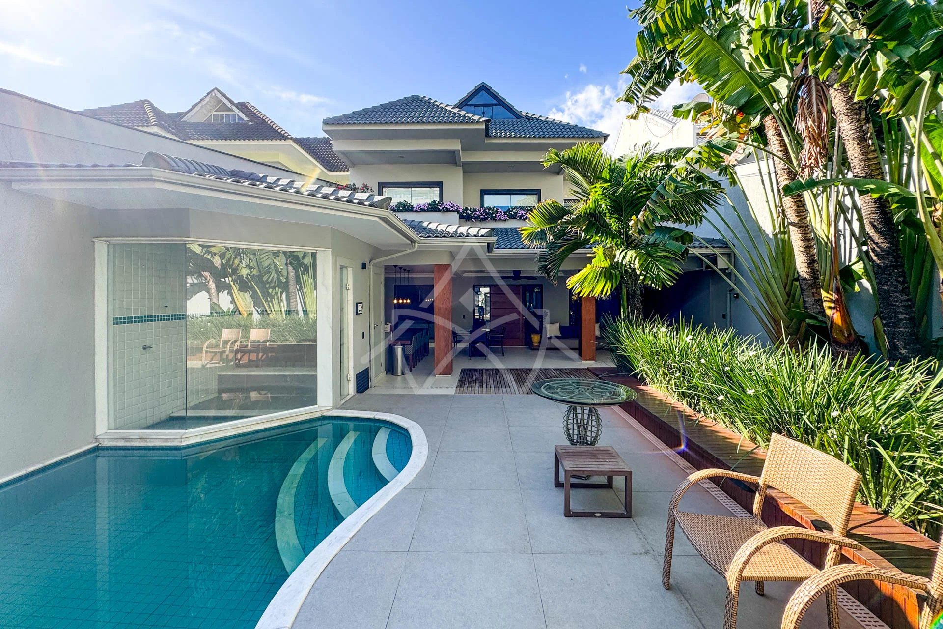 Casa com Paisagismo à Venda na Barra da Tijuca