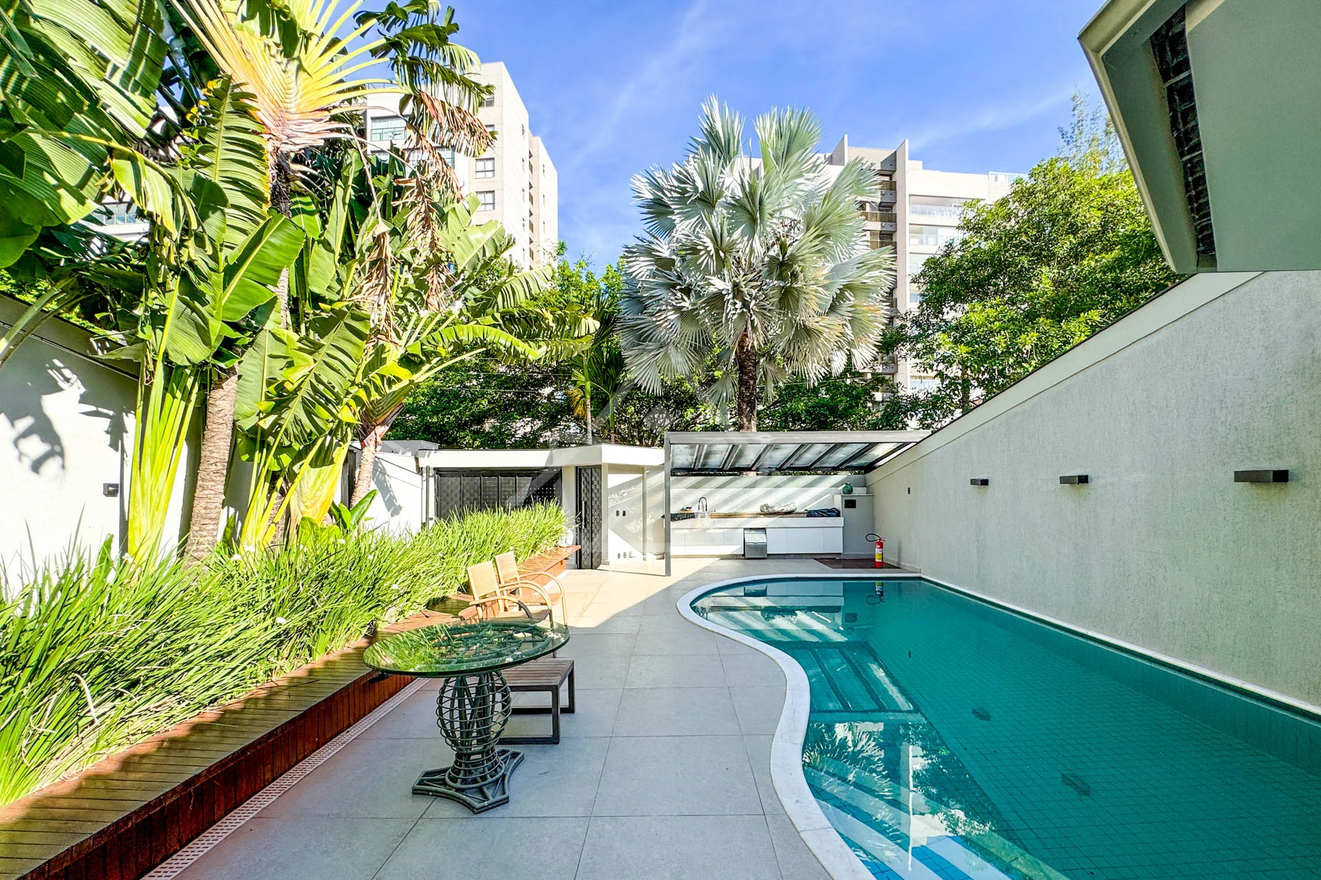 Casa com Paisagismo à Venda na Barra da Tijuca