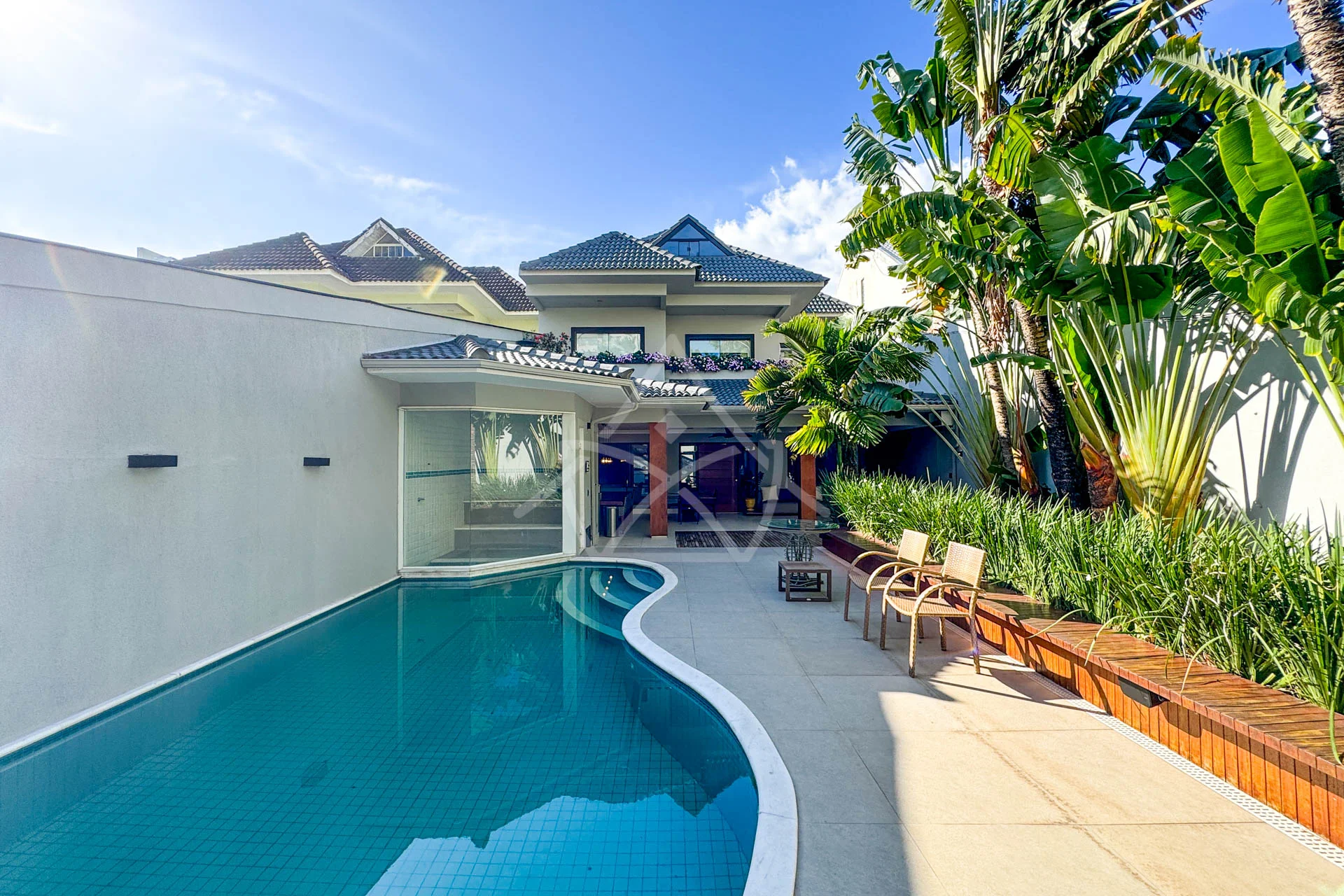 Casa com Paisagismo à Venda na Barra da Tijuca