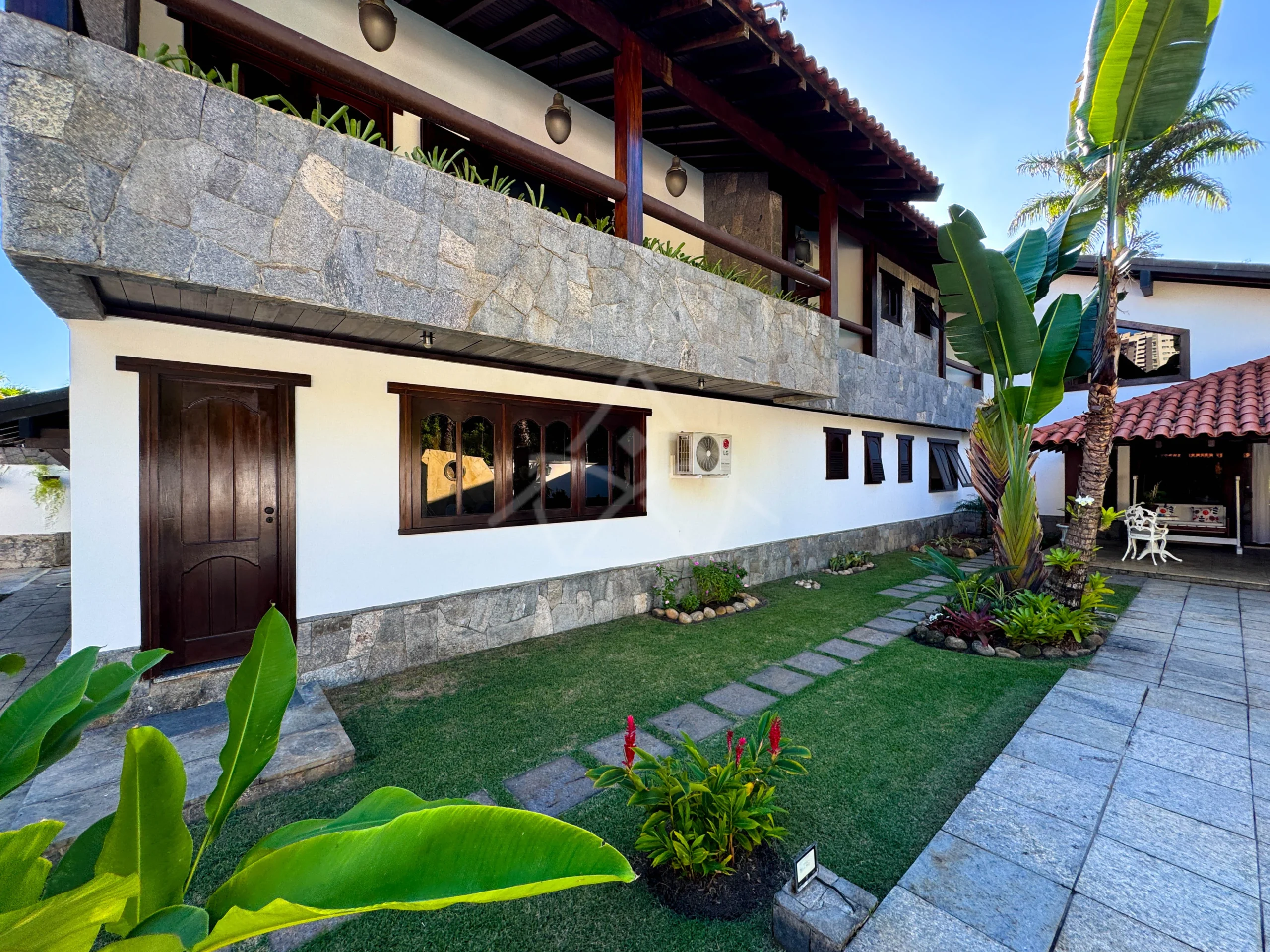 Casa com Terreno Grande
