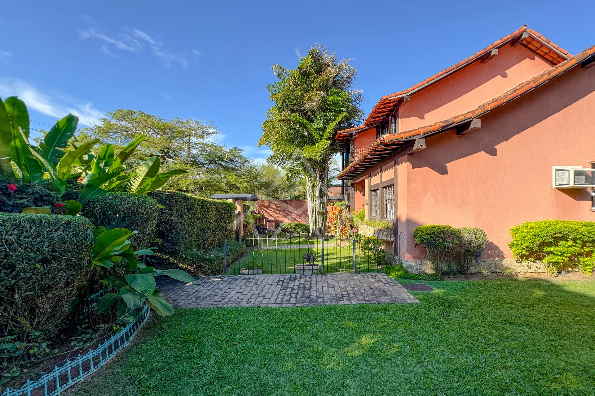 Casa com Salão de Jogos