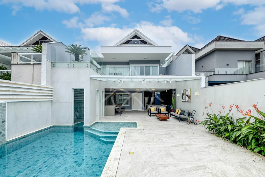 Casa com Placa Solar e Aquecedor
