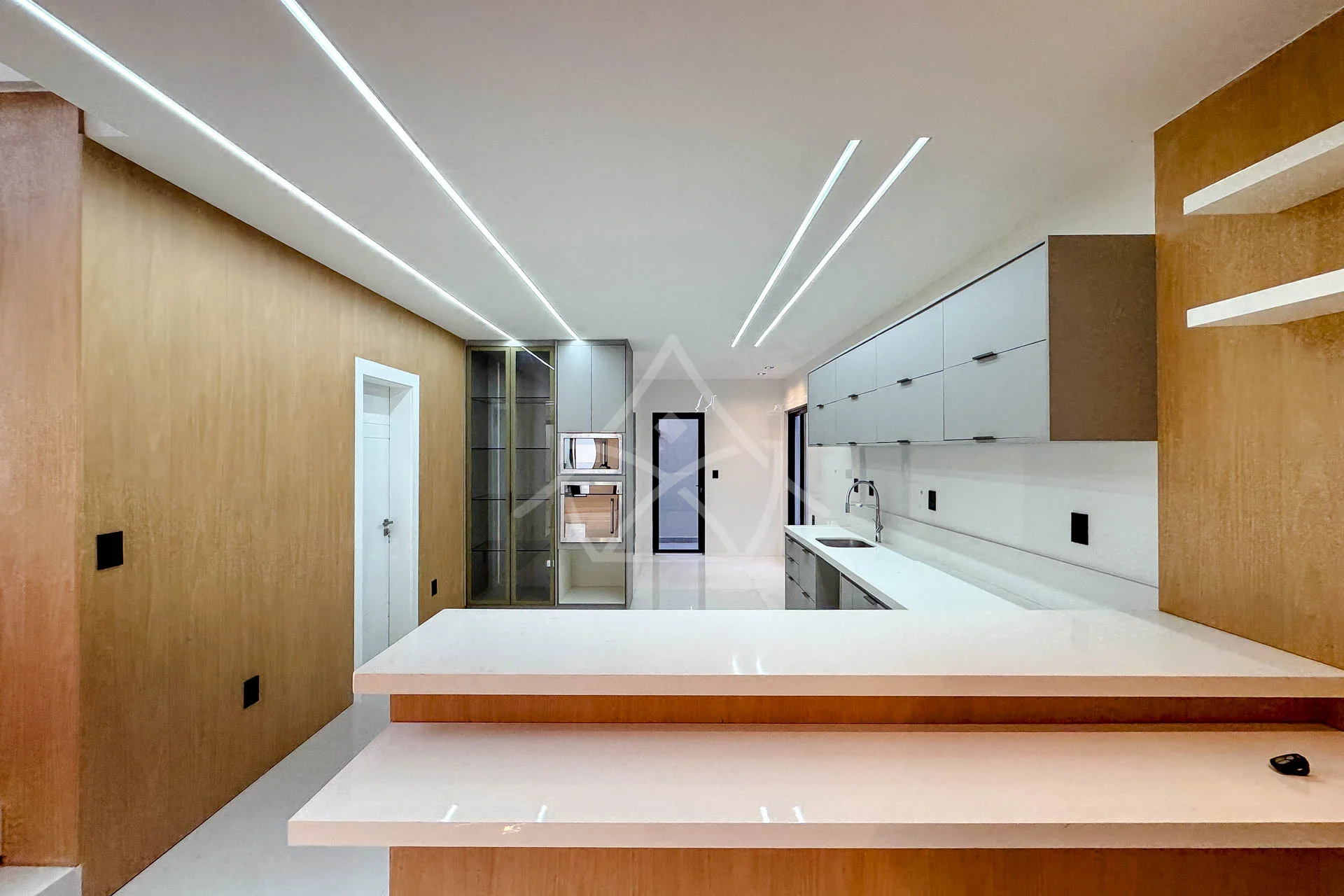 Casa com 3 Suítes à Venda