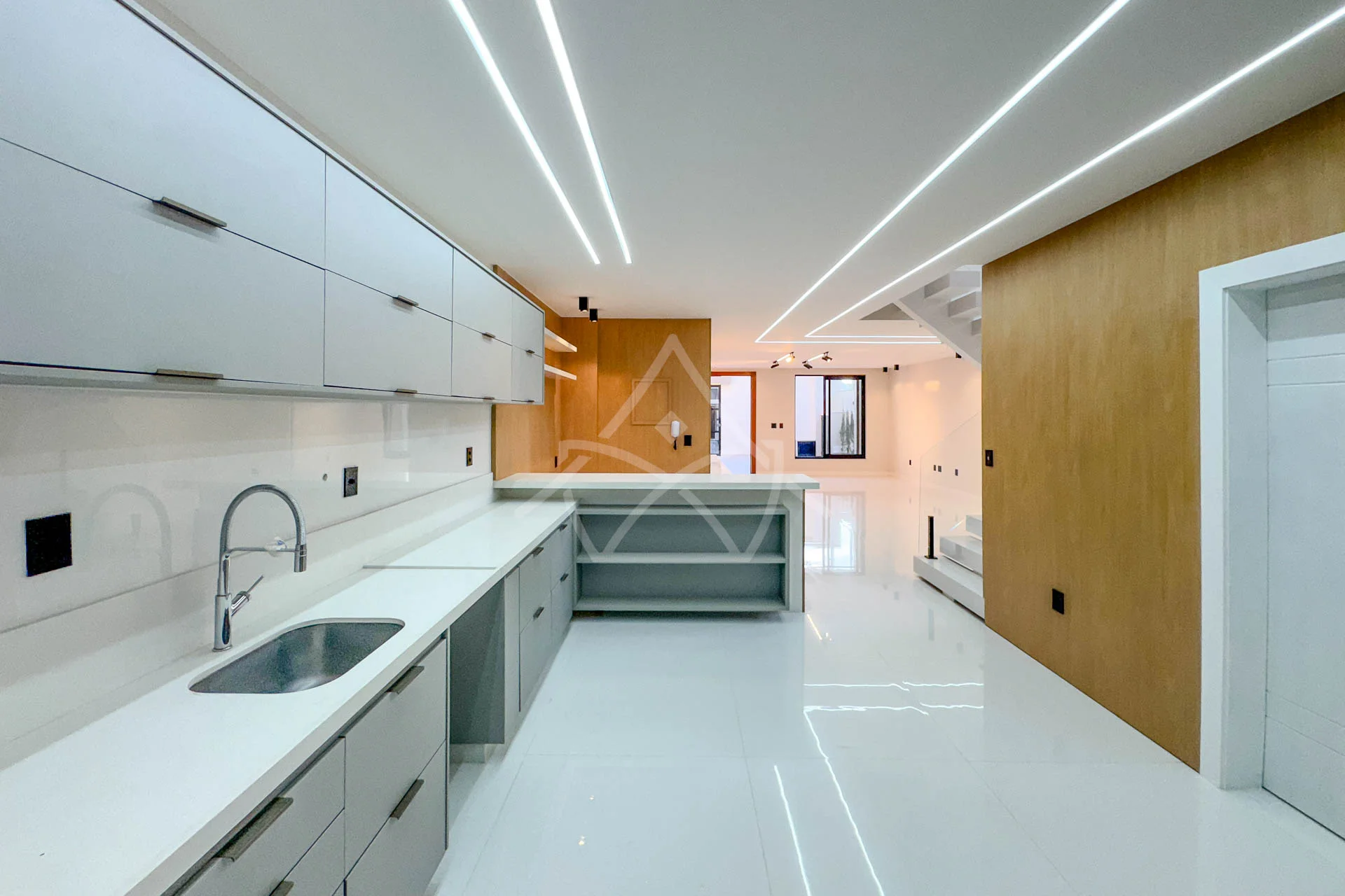Casa com 3 Suítes à Venda