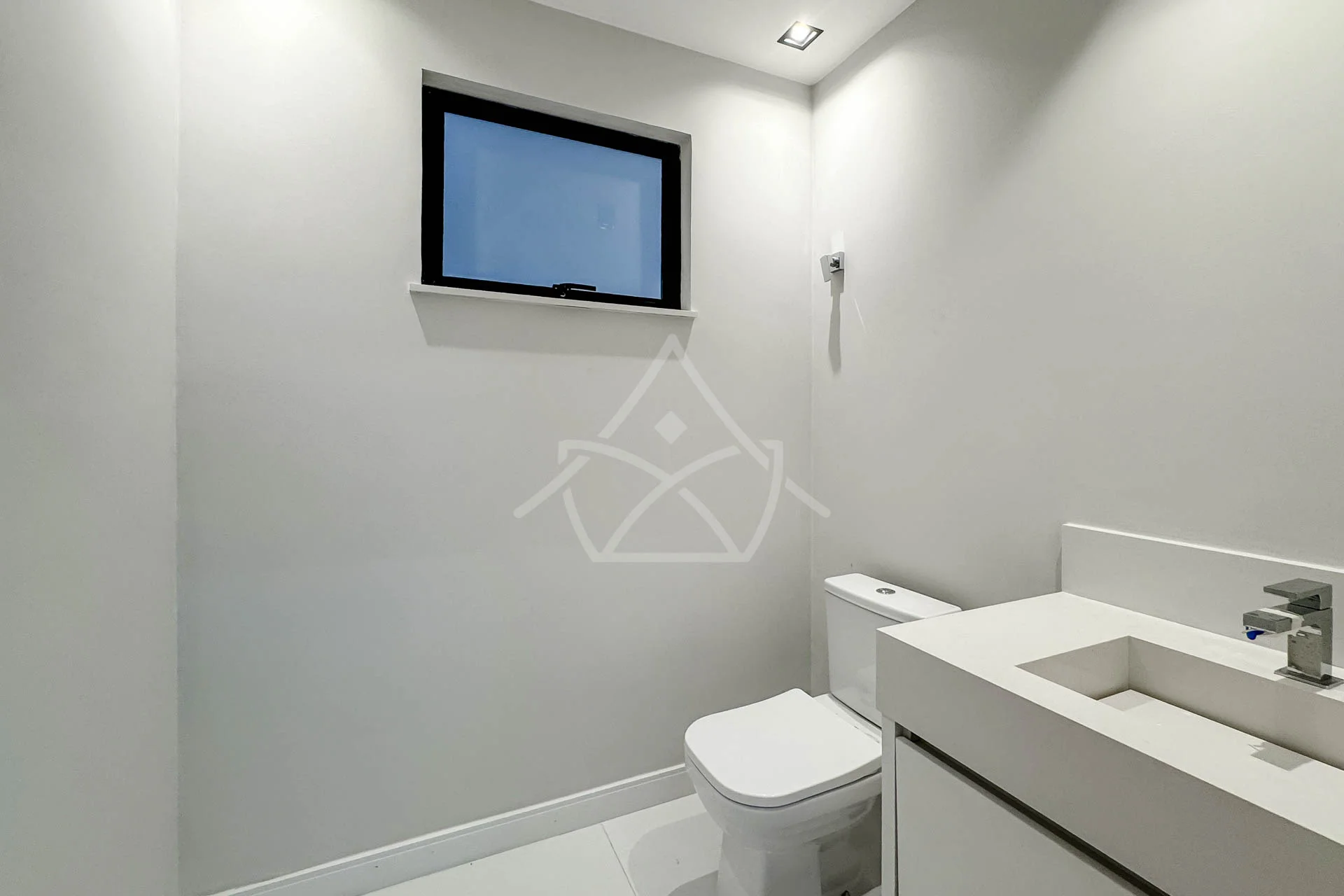 Casa com 3 Suítes à Venda