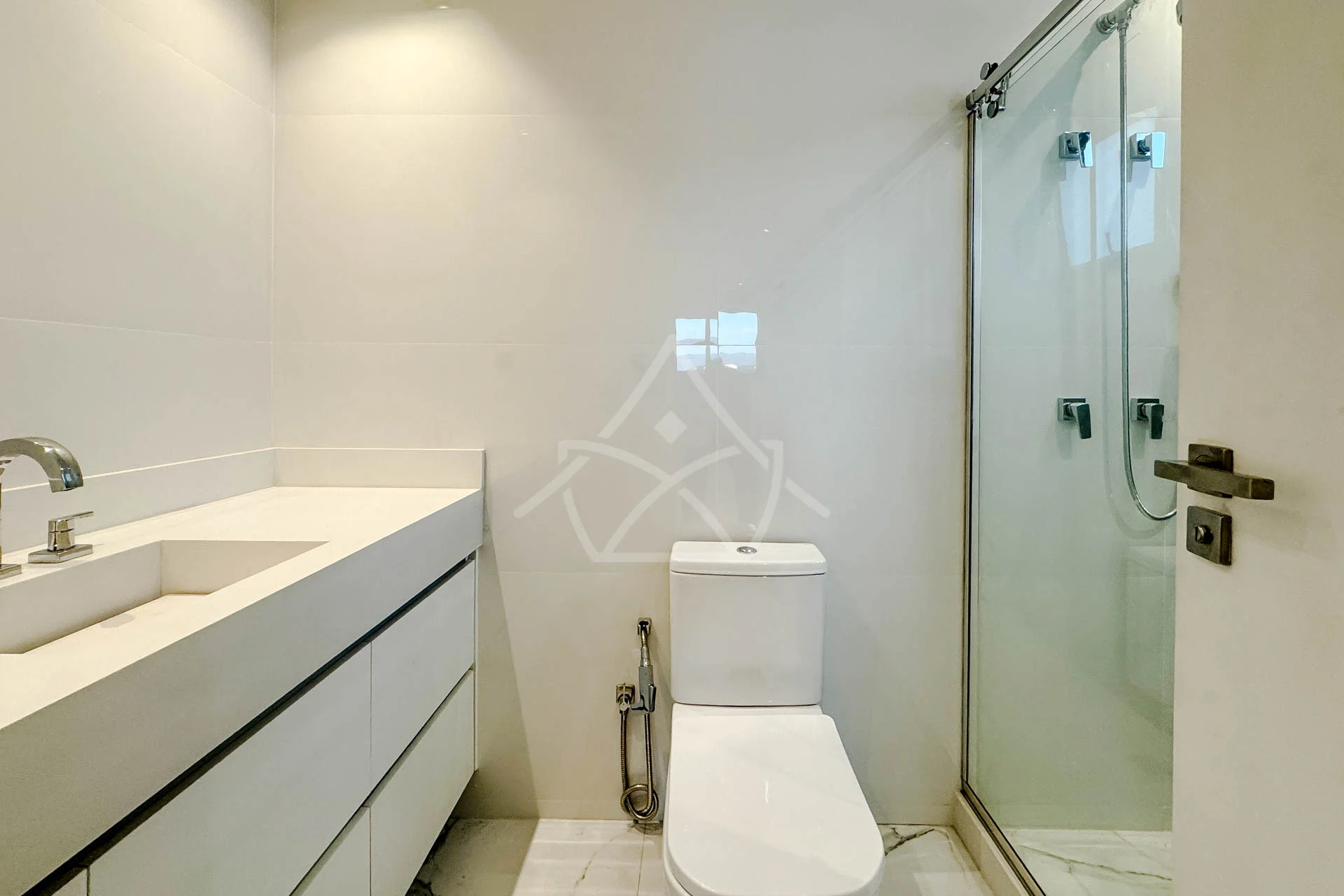 Casa com 3 Suítes à Venda