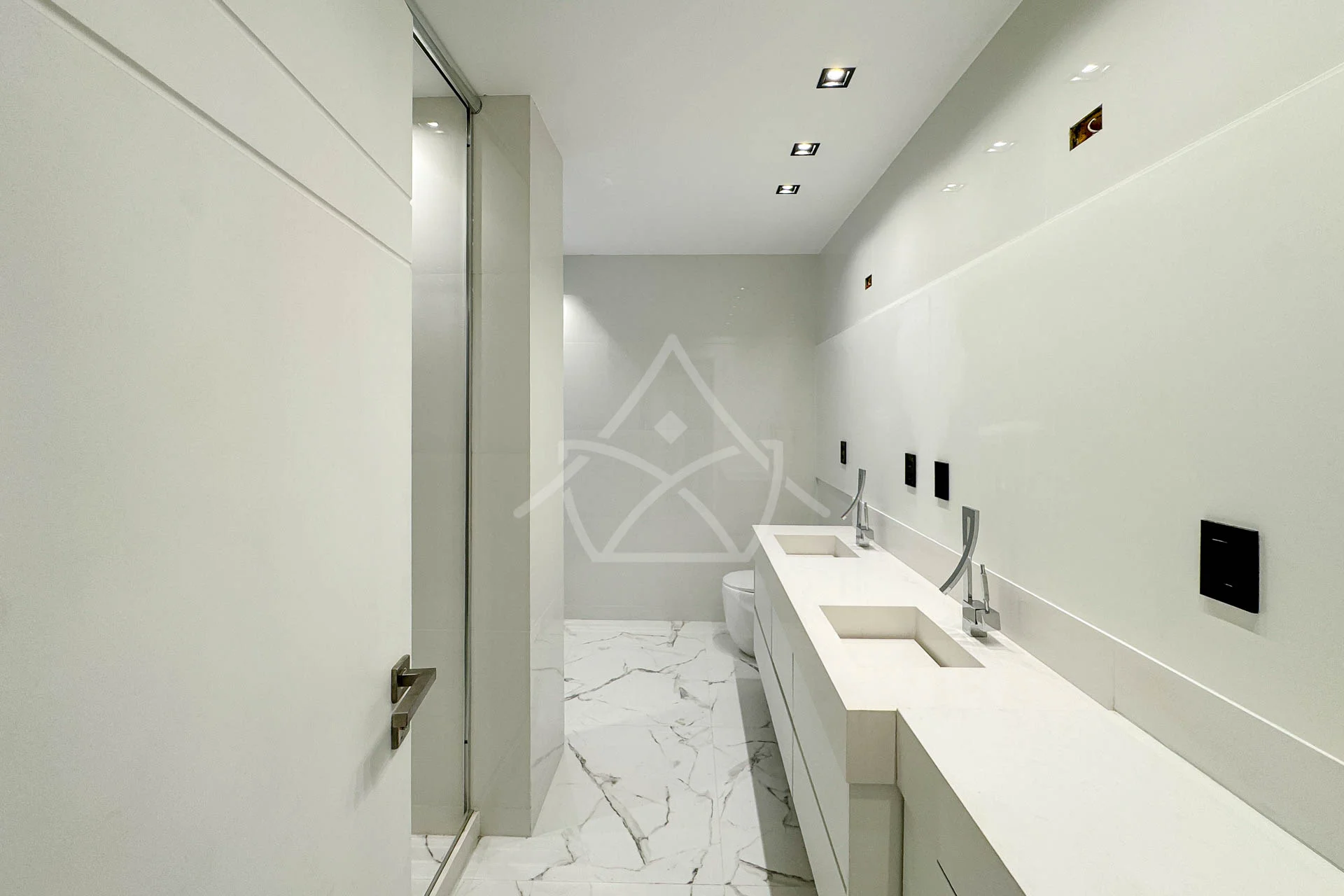 Casa com 3 Suítes à Venda