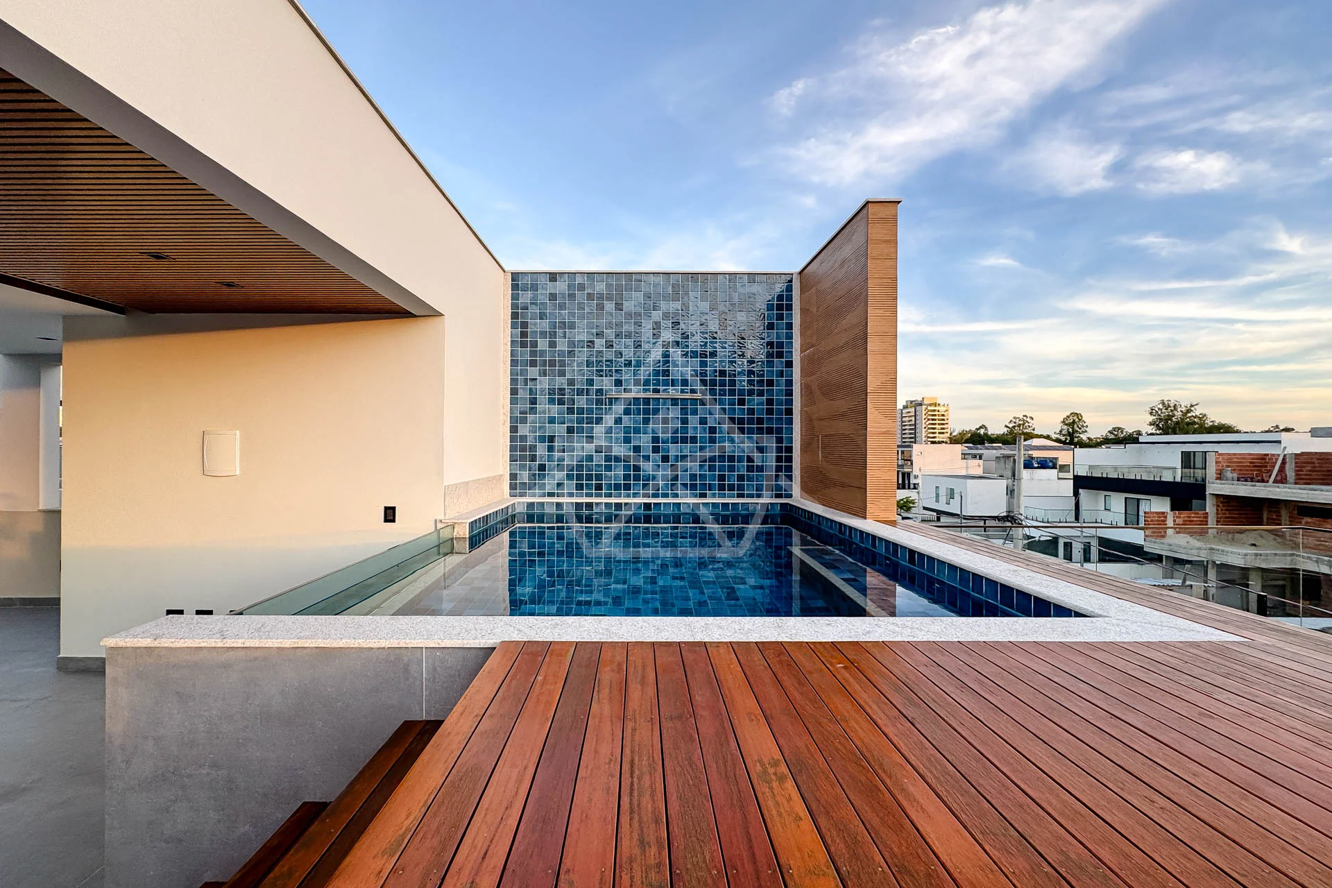 Casa com 3 Suítes à Venda