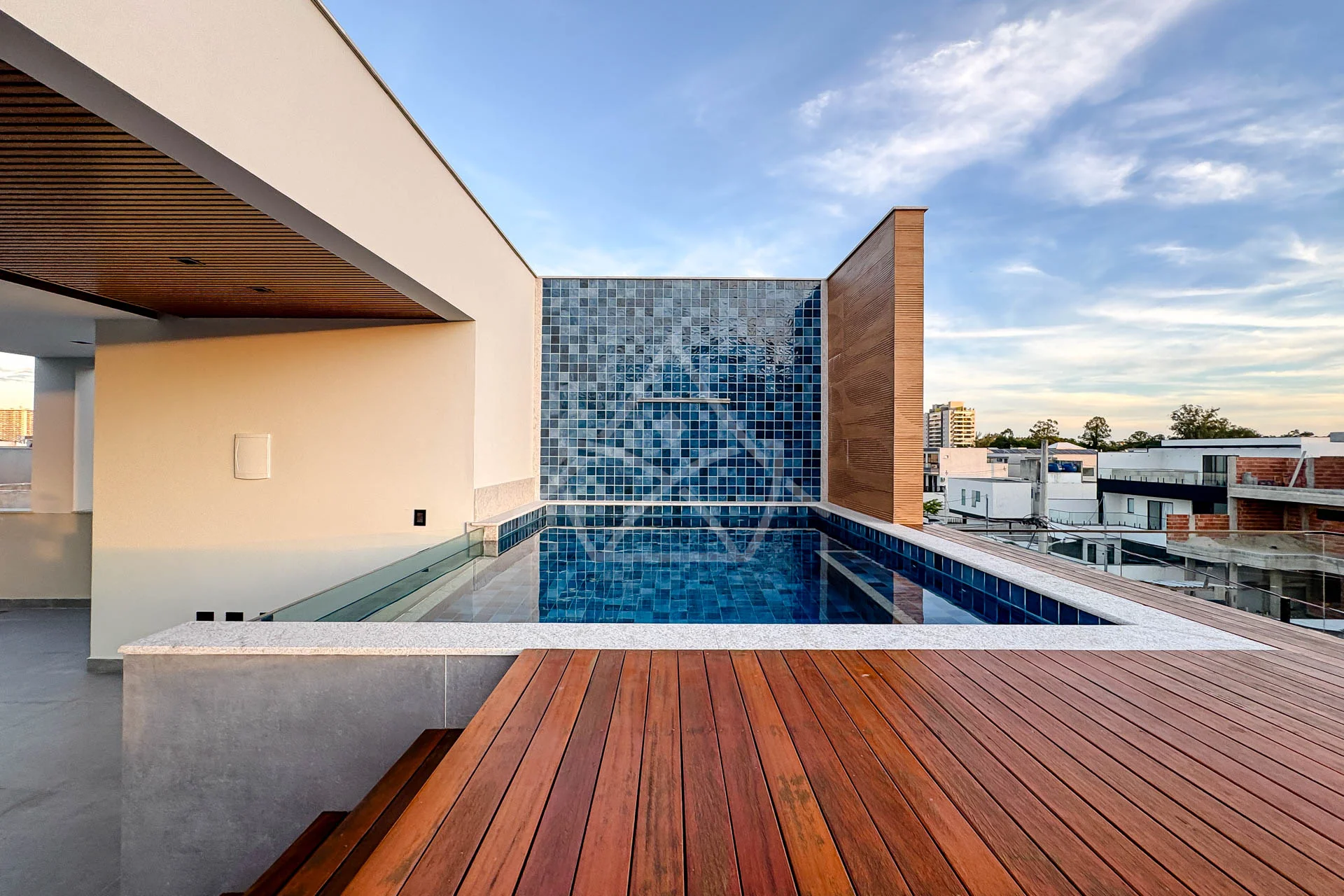 Casa com 3 Suítes à Venda
