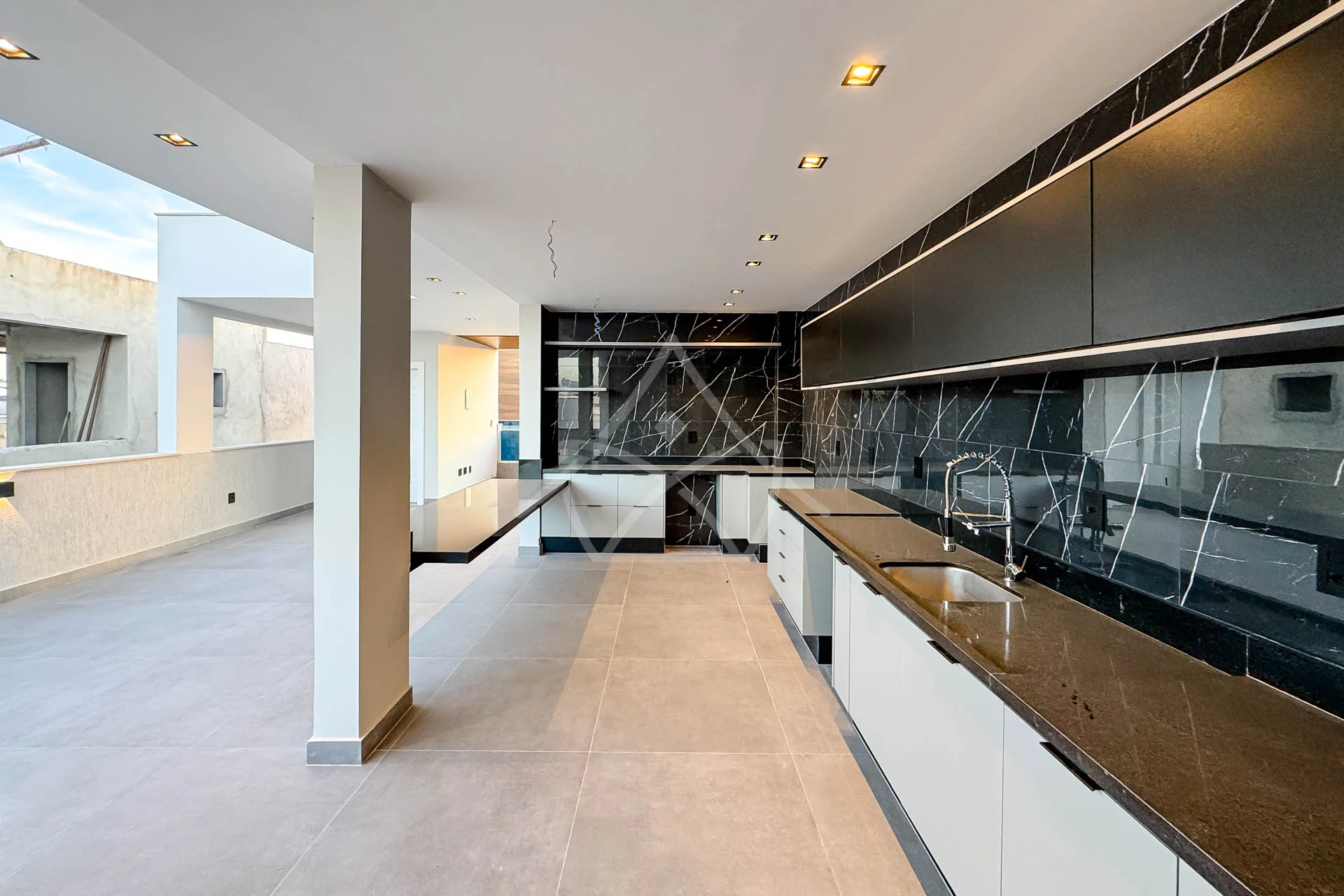 Casa com 3 Suítes à Venda