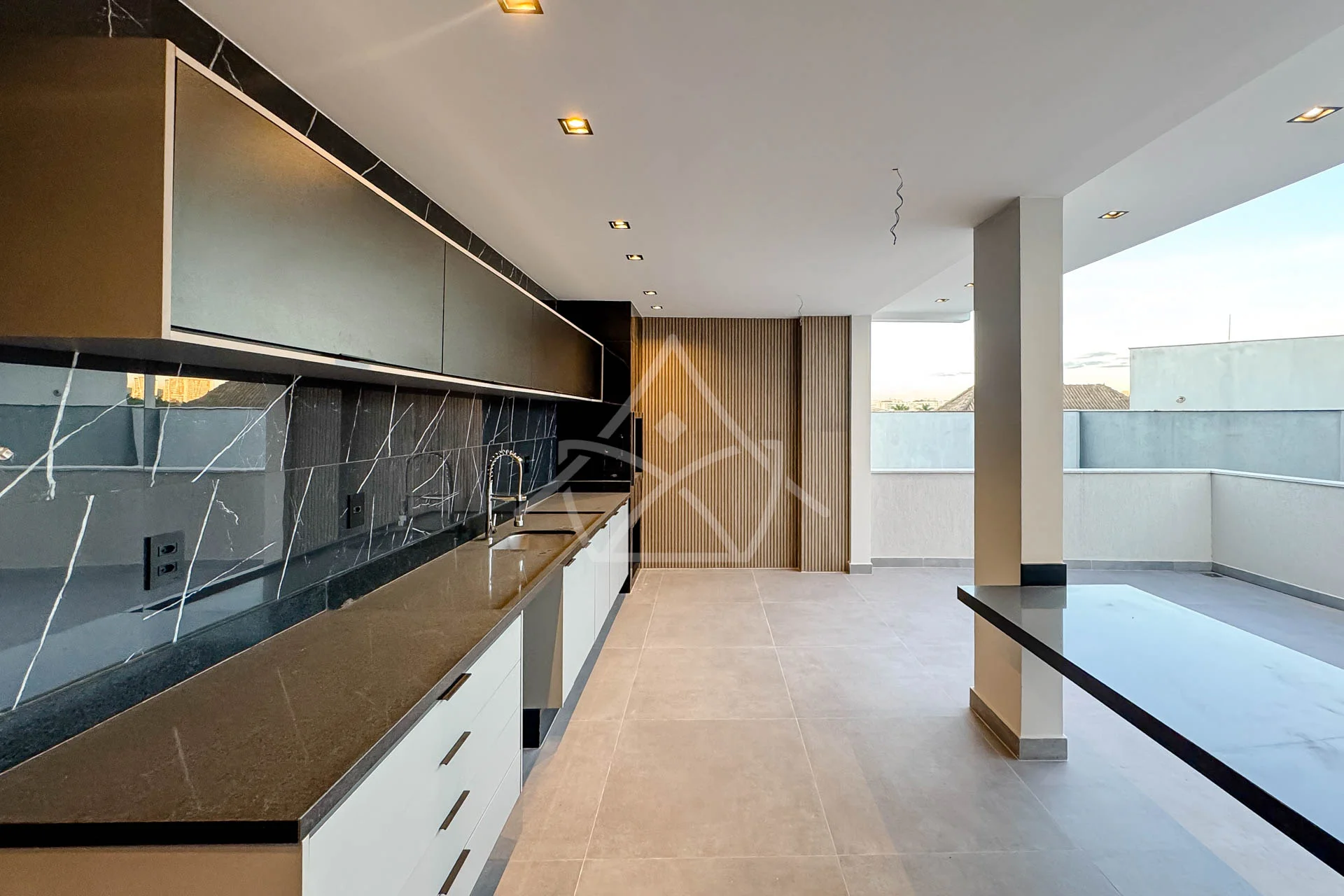Casa com 3 Suítes à Venda
