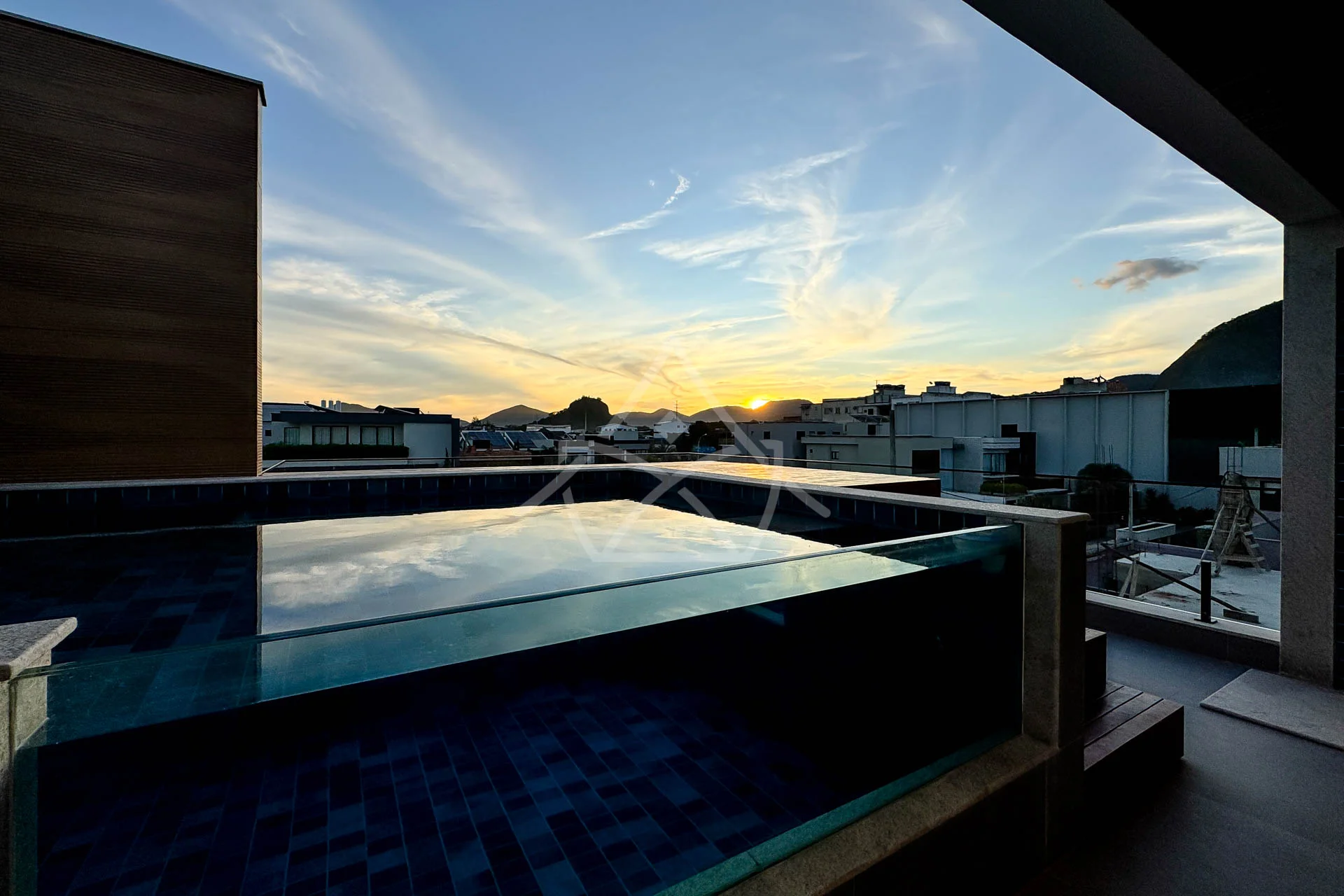 Casa com 3 Suítes à Venda