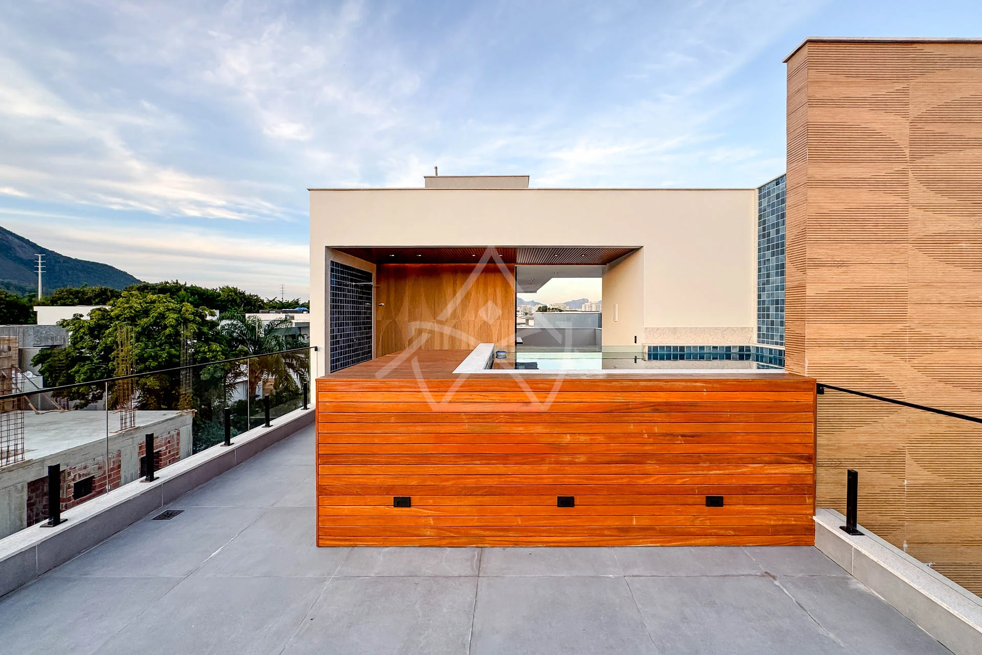Casa com 3 Suítes à Venda