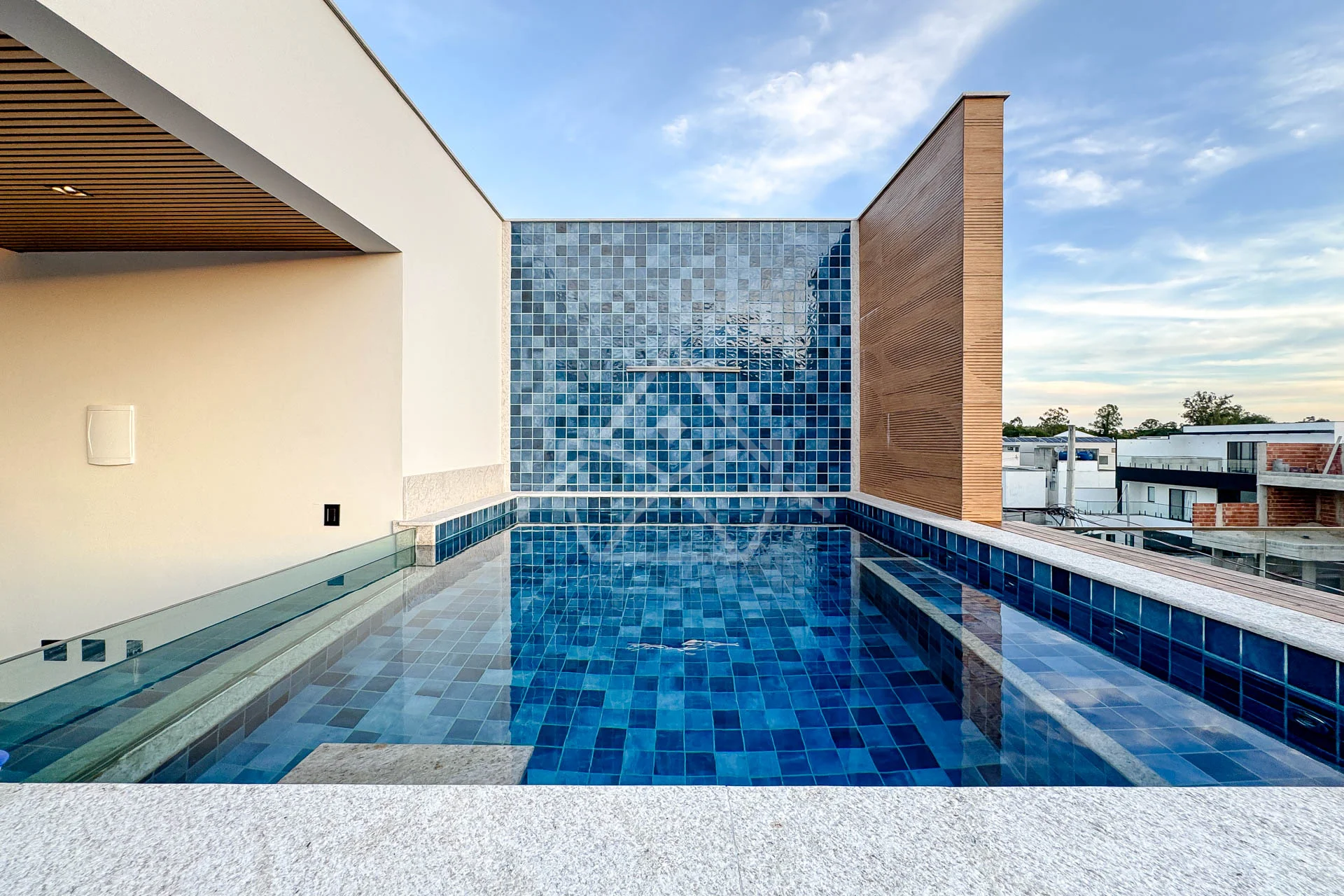 Casa com 3 Suítes à Venda