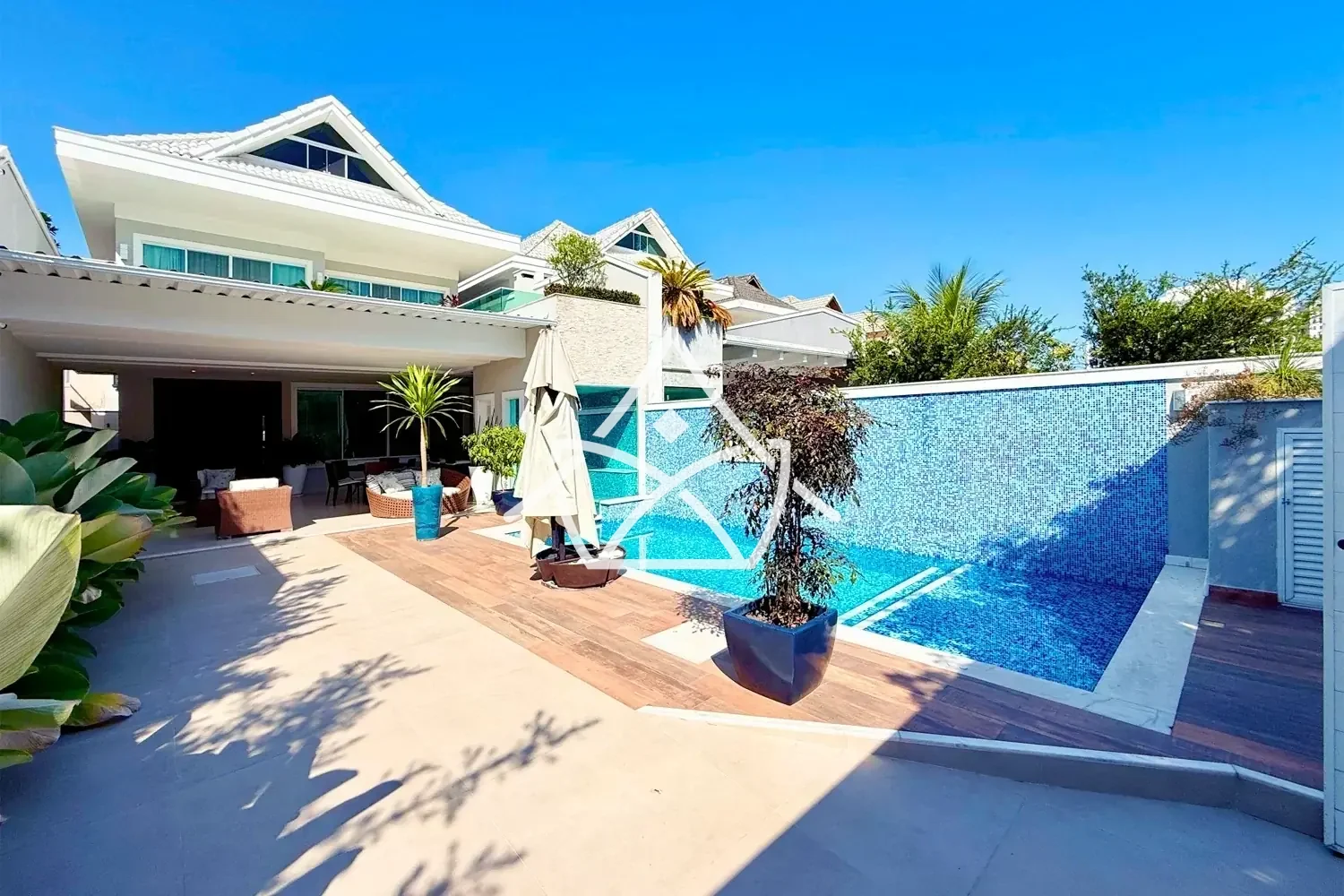 Casa com 6 Suítes à Venda na Barra da Tijuca