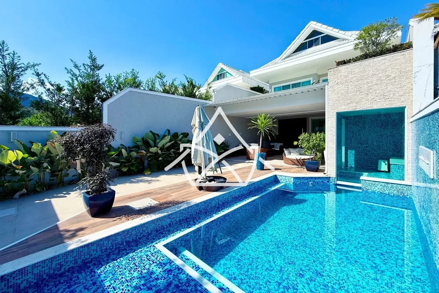 Casa com 6 Suítes à Venda na Barra da Tijuca