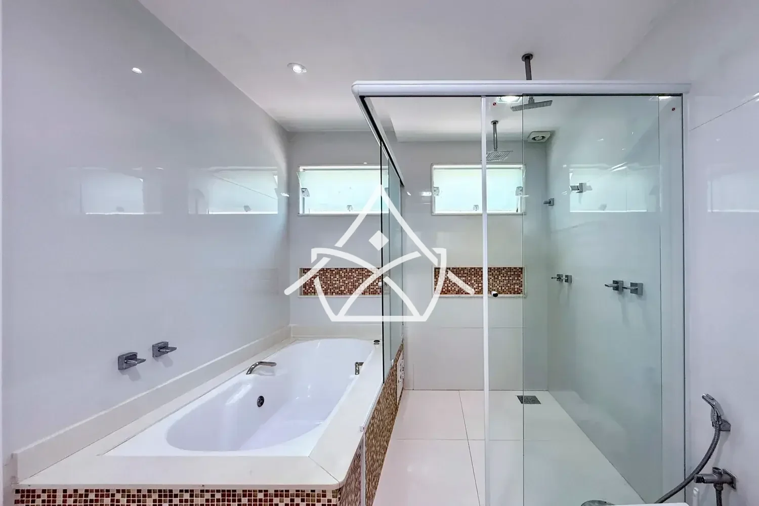 Casa com 6 Suítes à Venda na Barra da Tijuca
