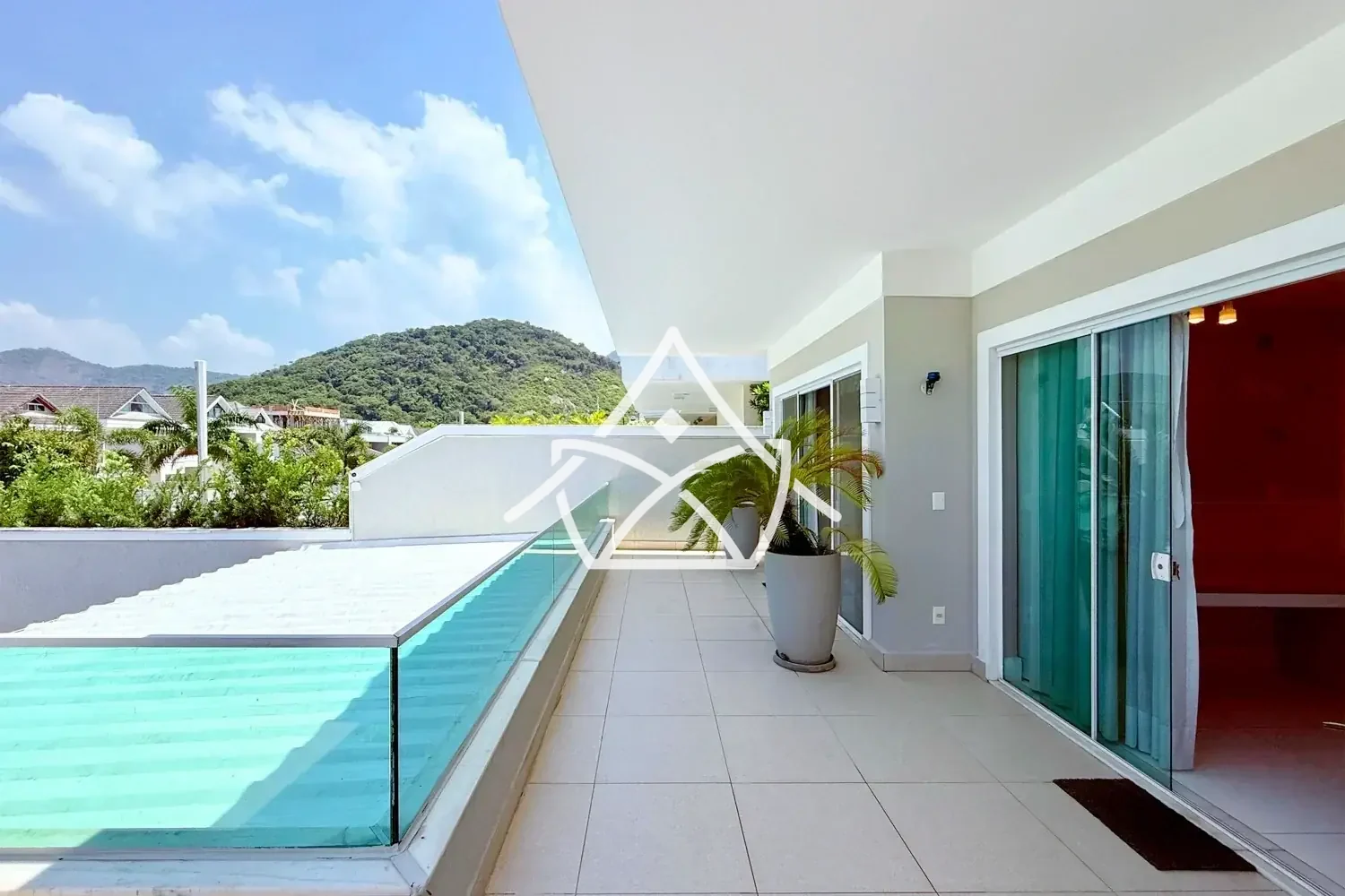 Casa com 6 Suítes à Venda na Barra da Tijuca
