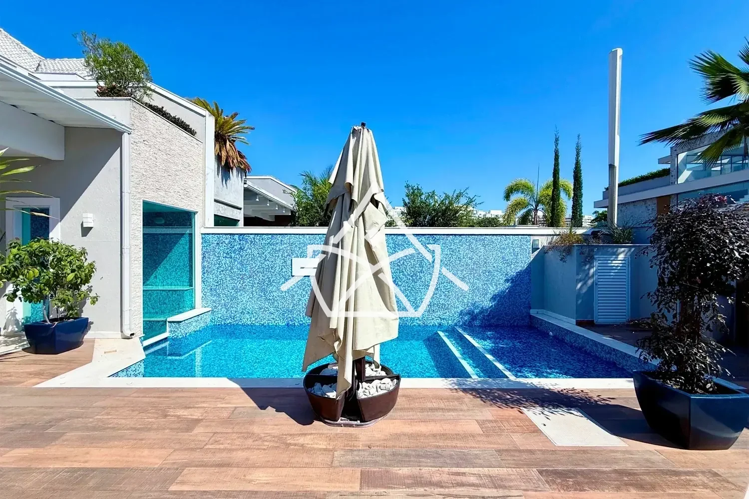 Casa com 6 Suítes à Venda na Barra da Tijuca