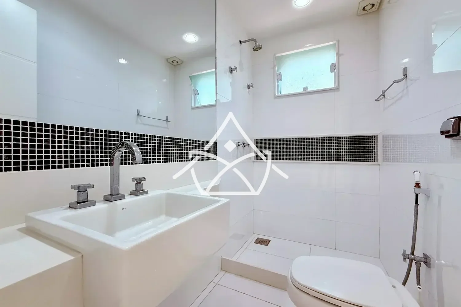 Casa com 6 Suítes à Venda na Barra da Tijuca