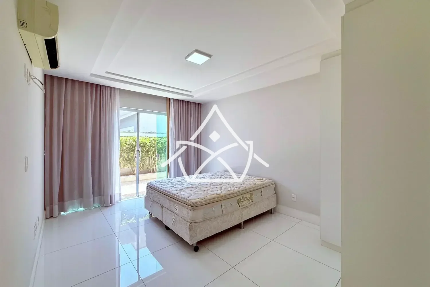 Casa com 6 Suítes à Venda na Barra da Tijuca