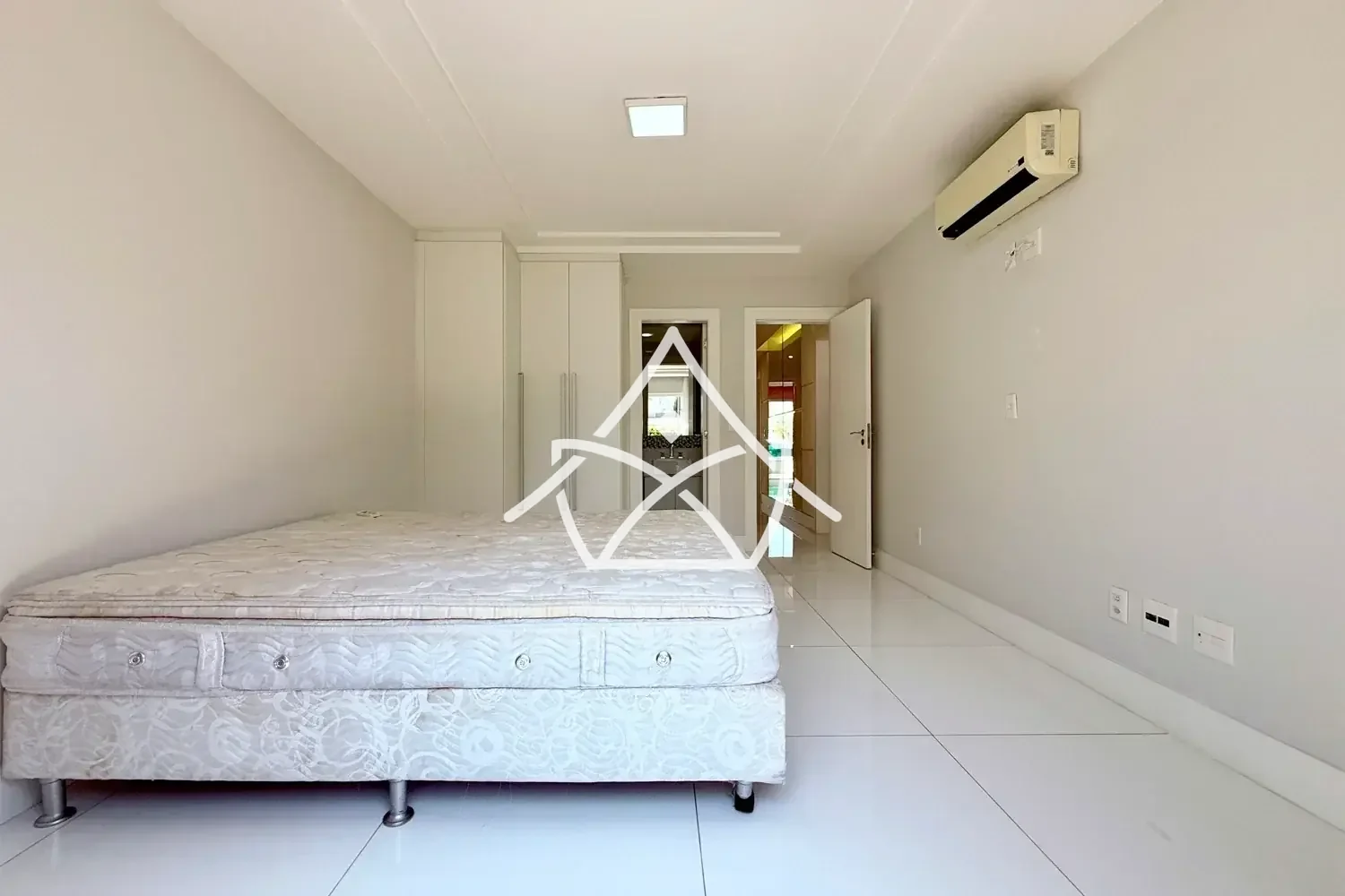 Casa com 6 Suítes à Venda na Barra da Tijuca