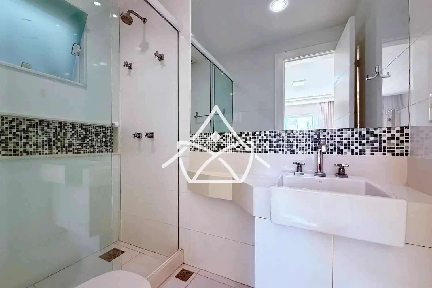 Casa com 6 Suítes à Venda na Barra da Tijuca