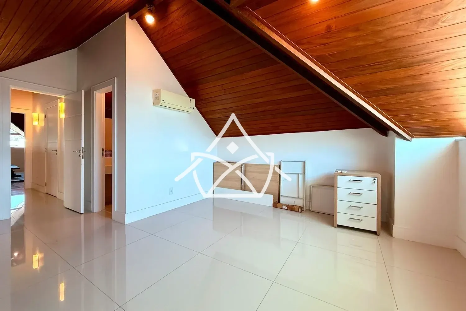 Casa com 6 Suítes à Venda na Barra da Tijuca