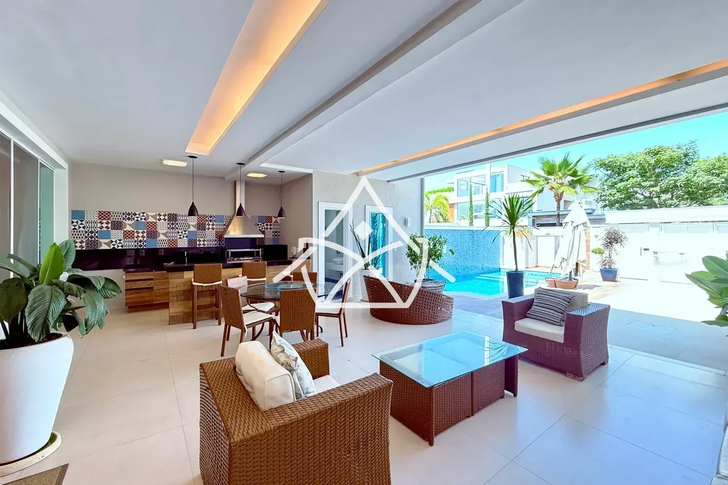 Casa com 6 Suítes à Venda na Barra da Tijuca