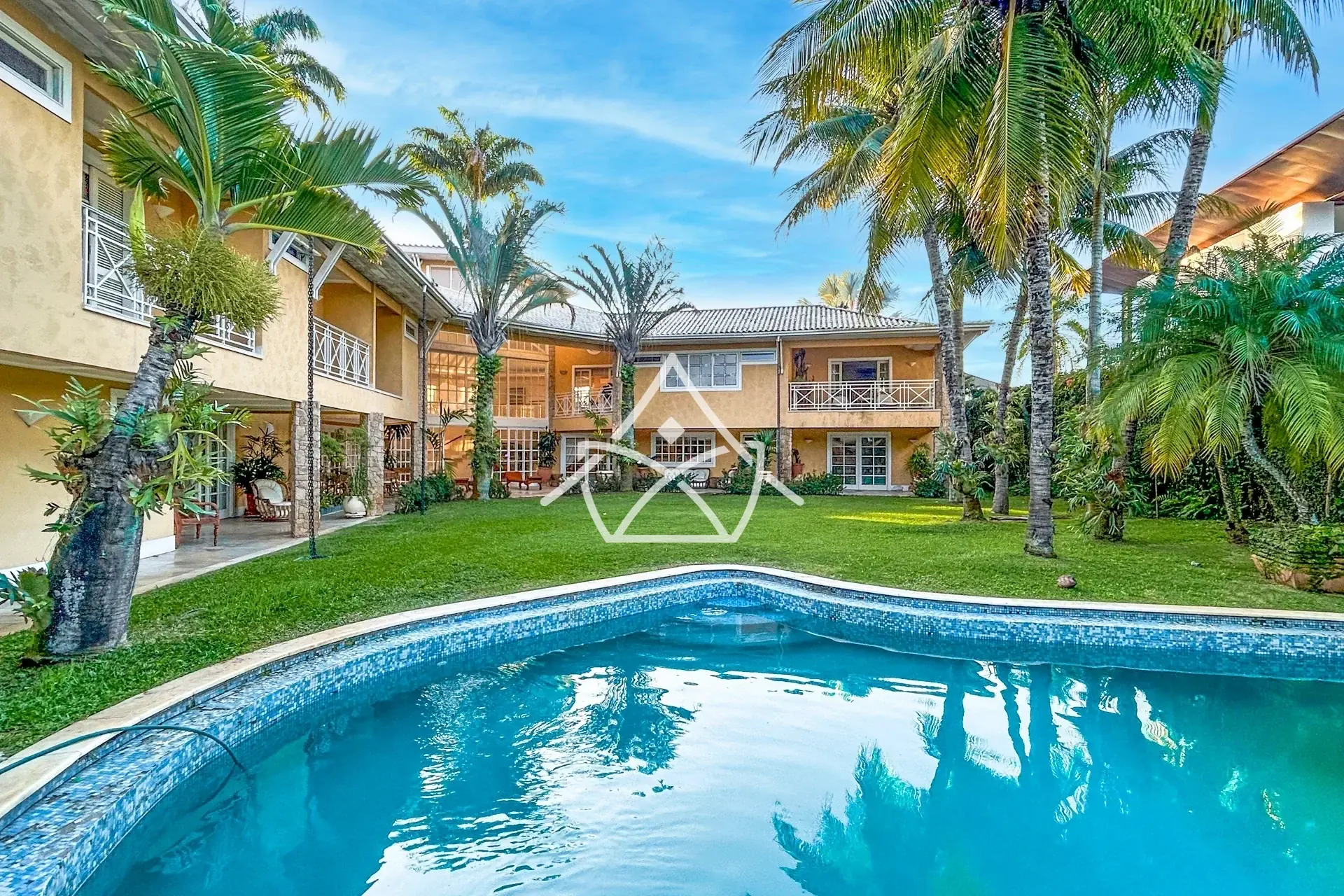 Casa com 6 Suítes no Malibu