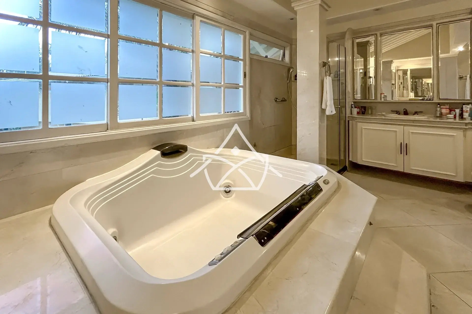 Casa com 6 Suítes no Malibu