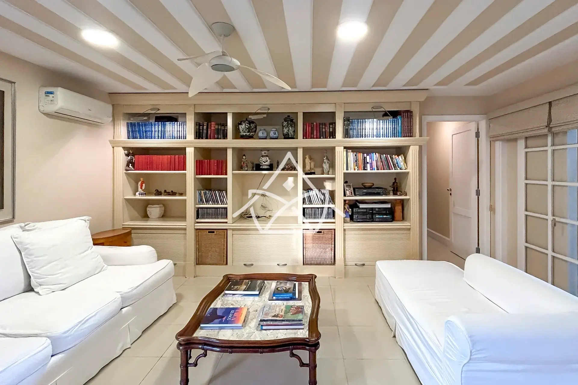 Casa com 6 Suítes no Malibu