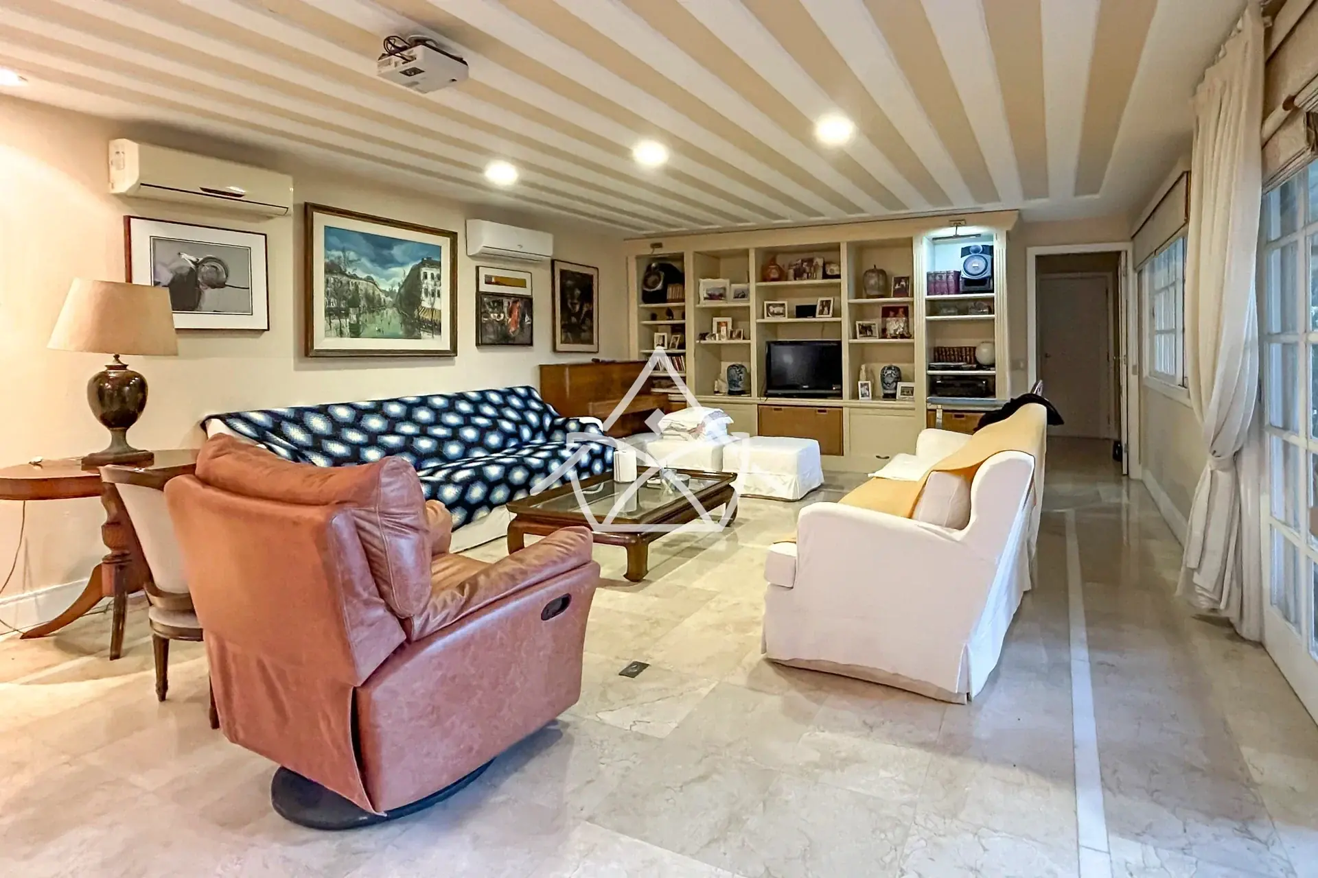 Casa com 6 Suítes no Malibu