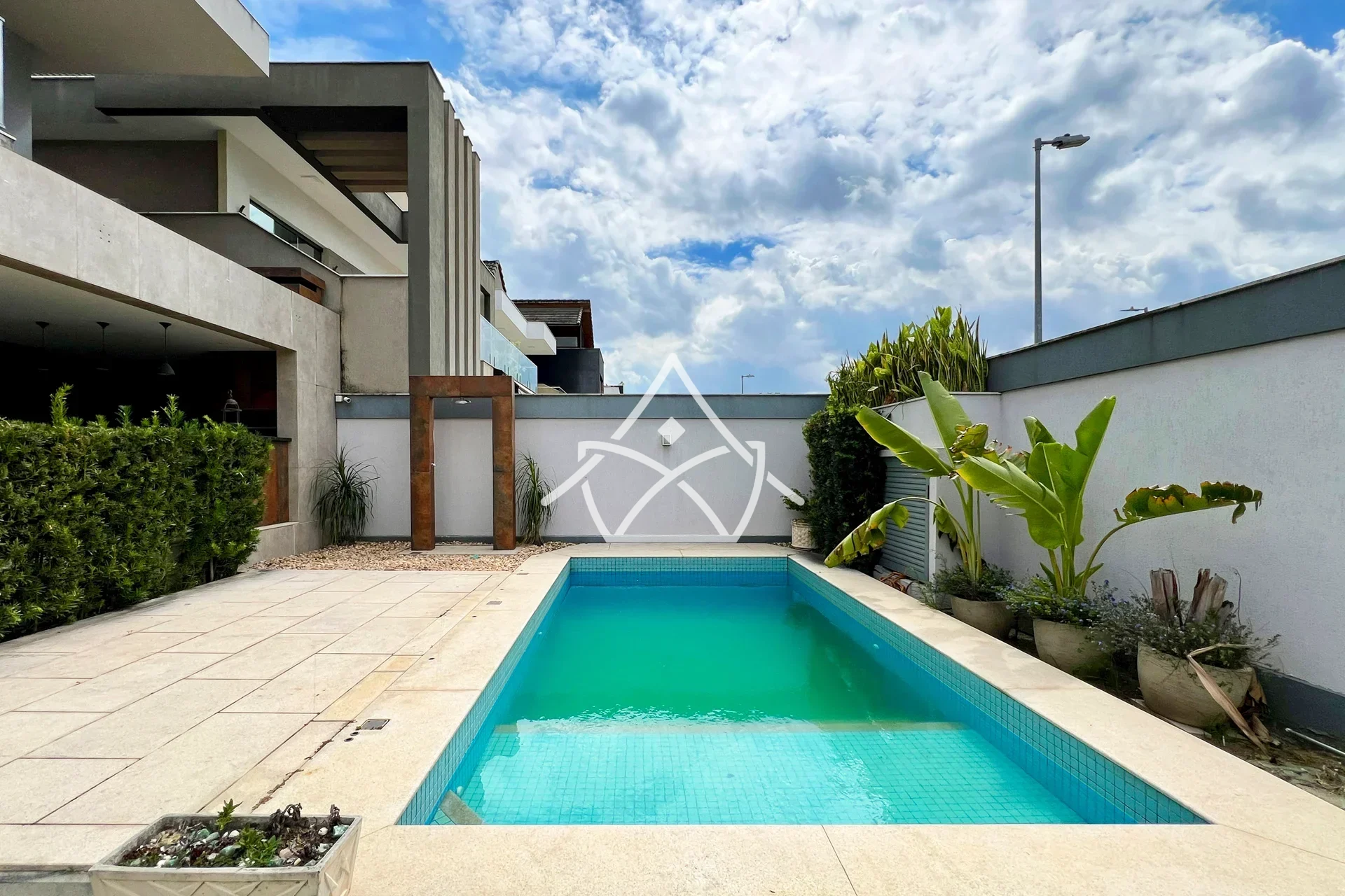 Casa com Terreno de Esquina no Recreio dos Bandeirantes