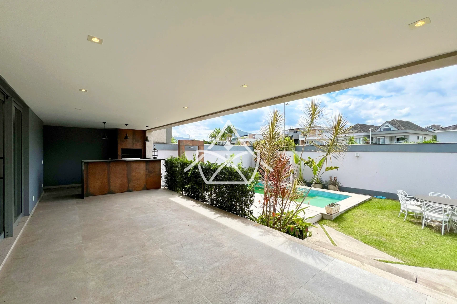 Casa com Terreno de Esquina no Recreio dos Bandeirantes