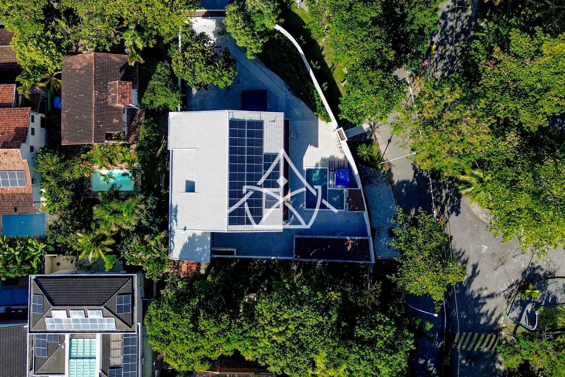 Casa com Piscina e Campo de Futebol na Barra da Tijuca