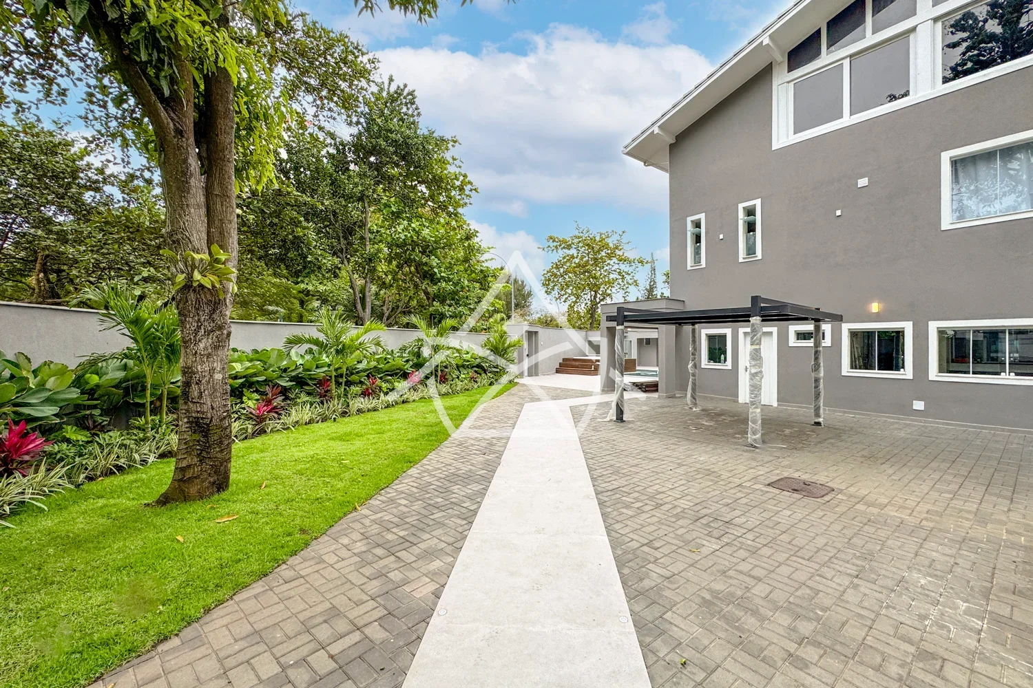Casa com Piscina e Campo de Futebol na Barra da Tijuca