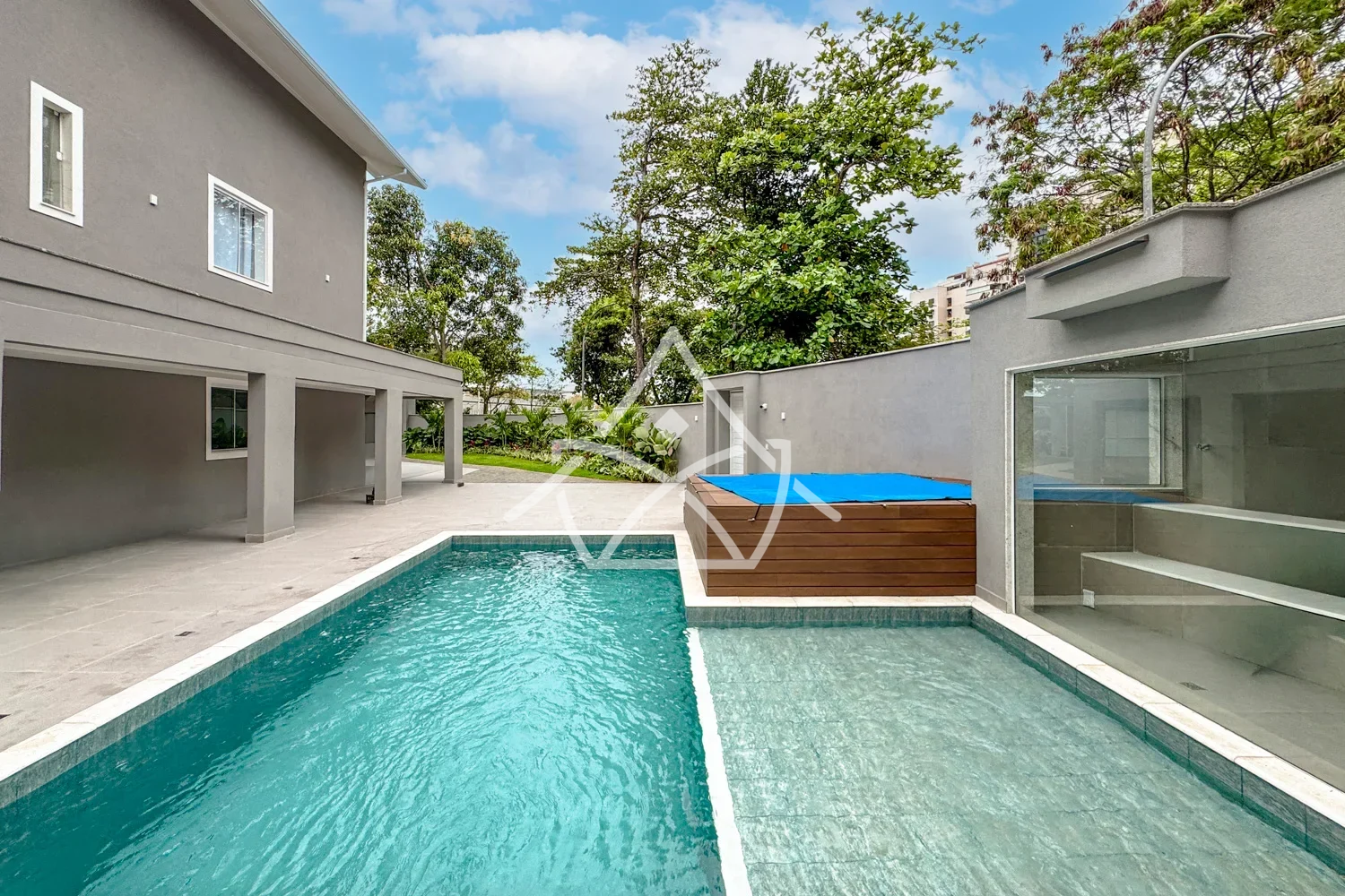 Casa com Piscina e Campo de Futebol na Barra da Tijuca