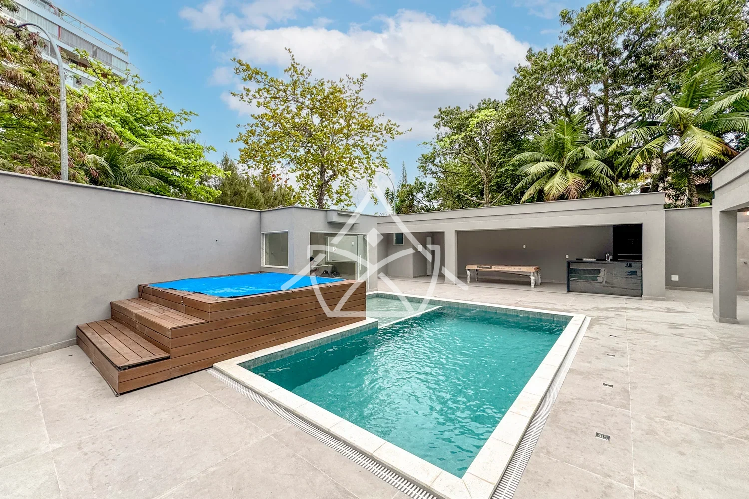 Casa com Piscina e Campo de Futebol na Barra da Tijuca