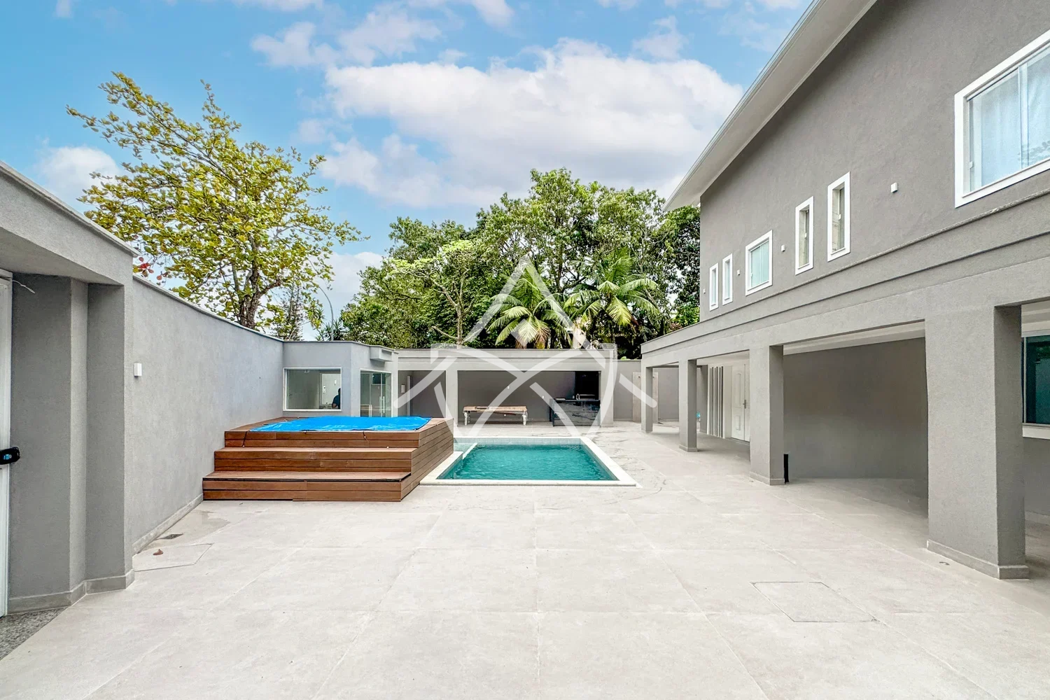 Casa com Piscina e Campo de Futebol na Barra da Tijuca