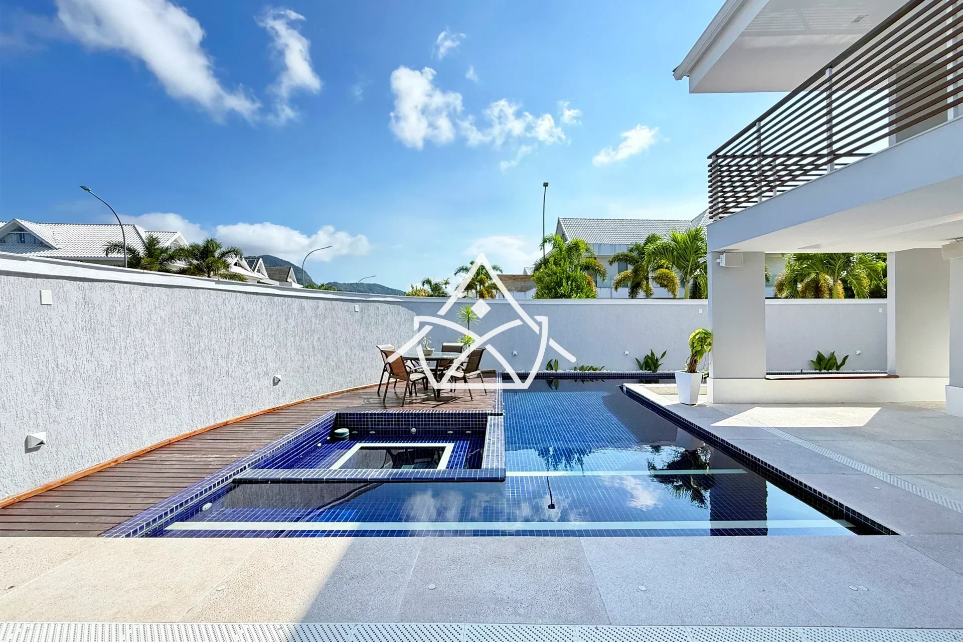 Casa com Terreno de Esquina no Riviera Del Sol